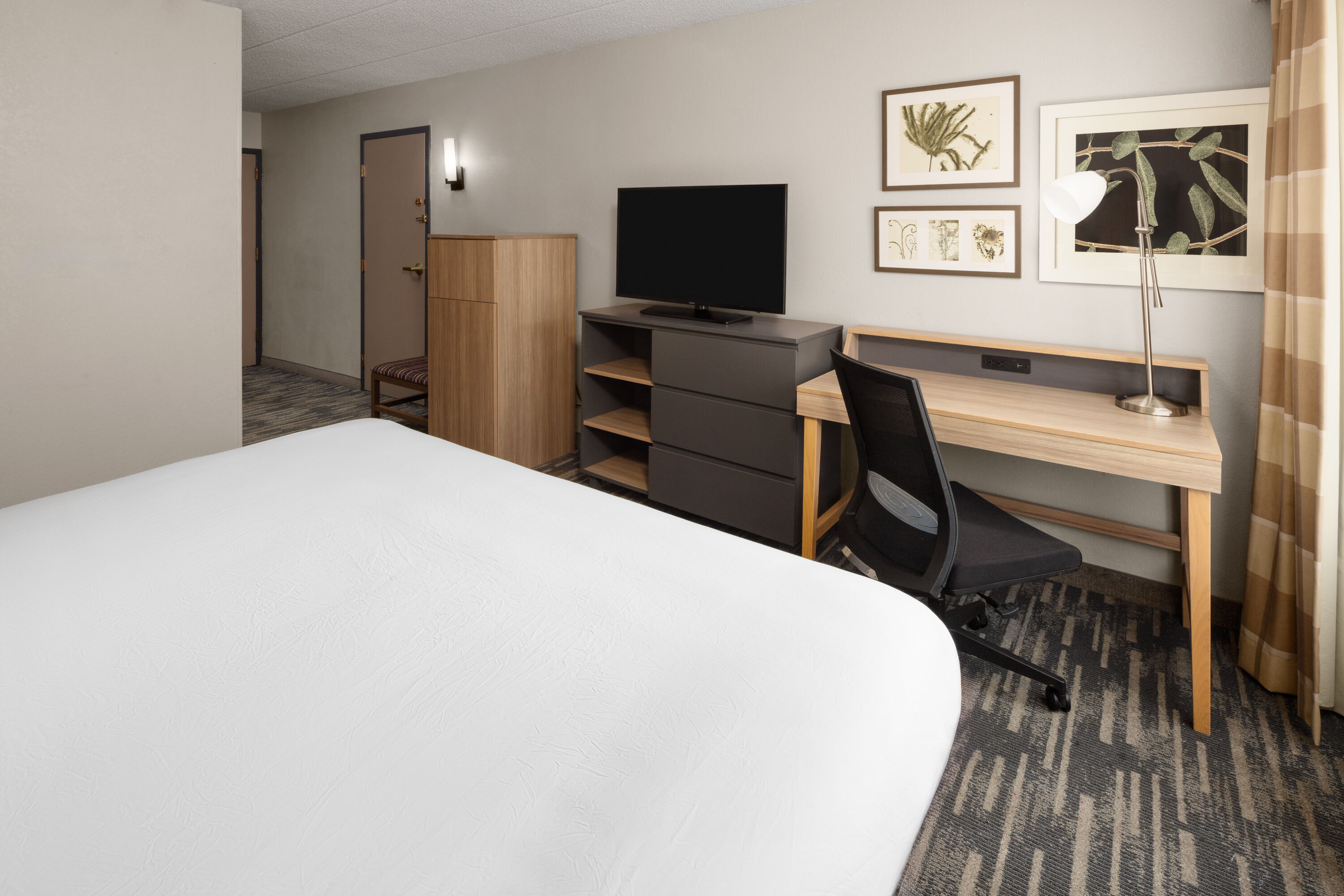 Guest room at the Wingate by Wyndham Lincoln Airport East I-80 in Lincoln, Nebraska