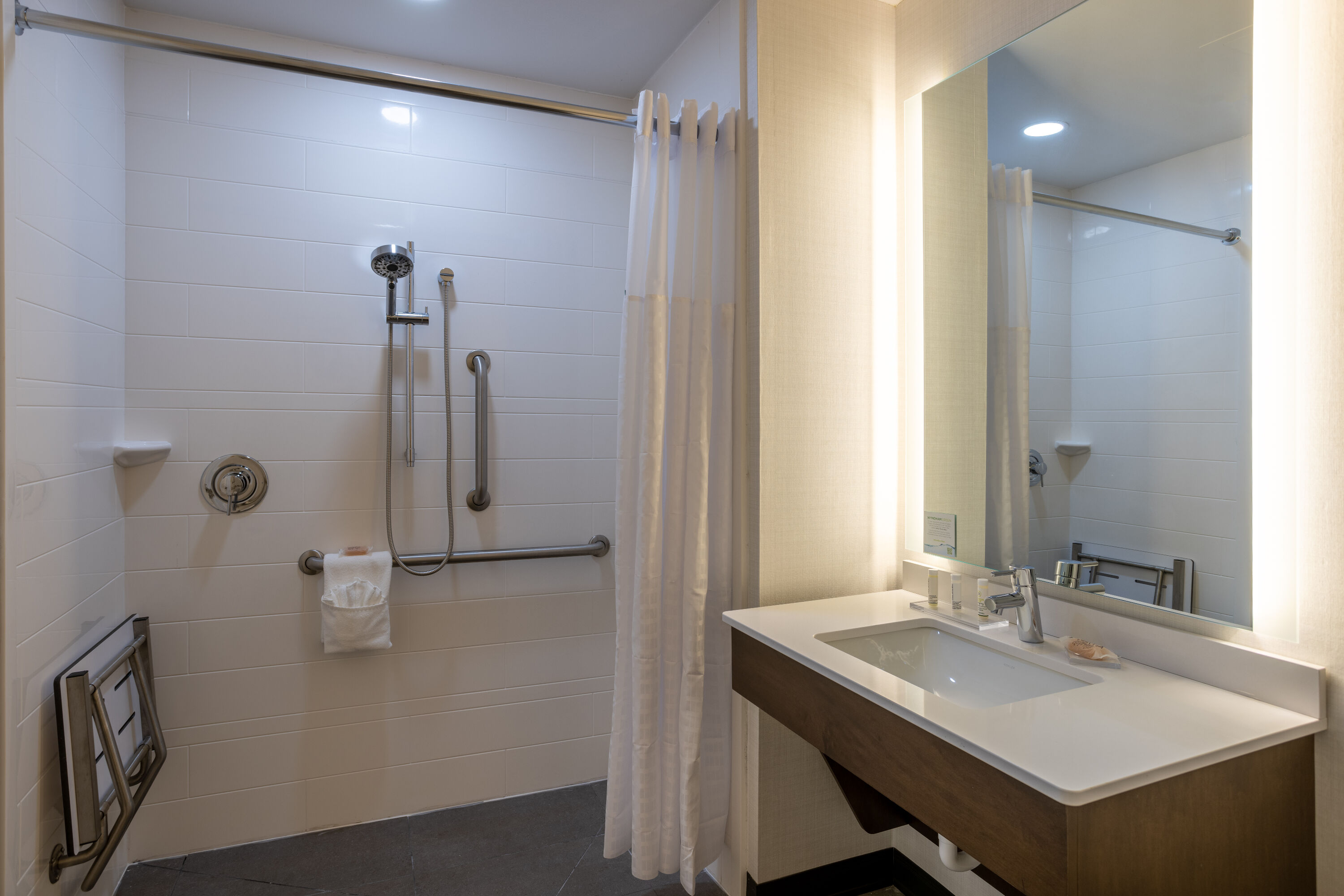 Guest room at the Wingate by Wyndham Vineland/Millville in Vineland, New Jersey