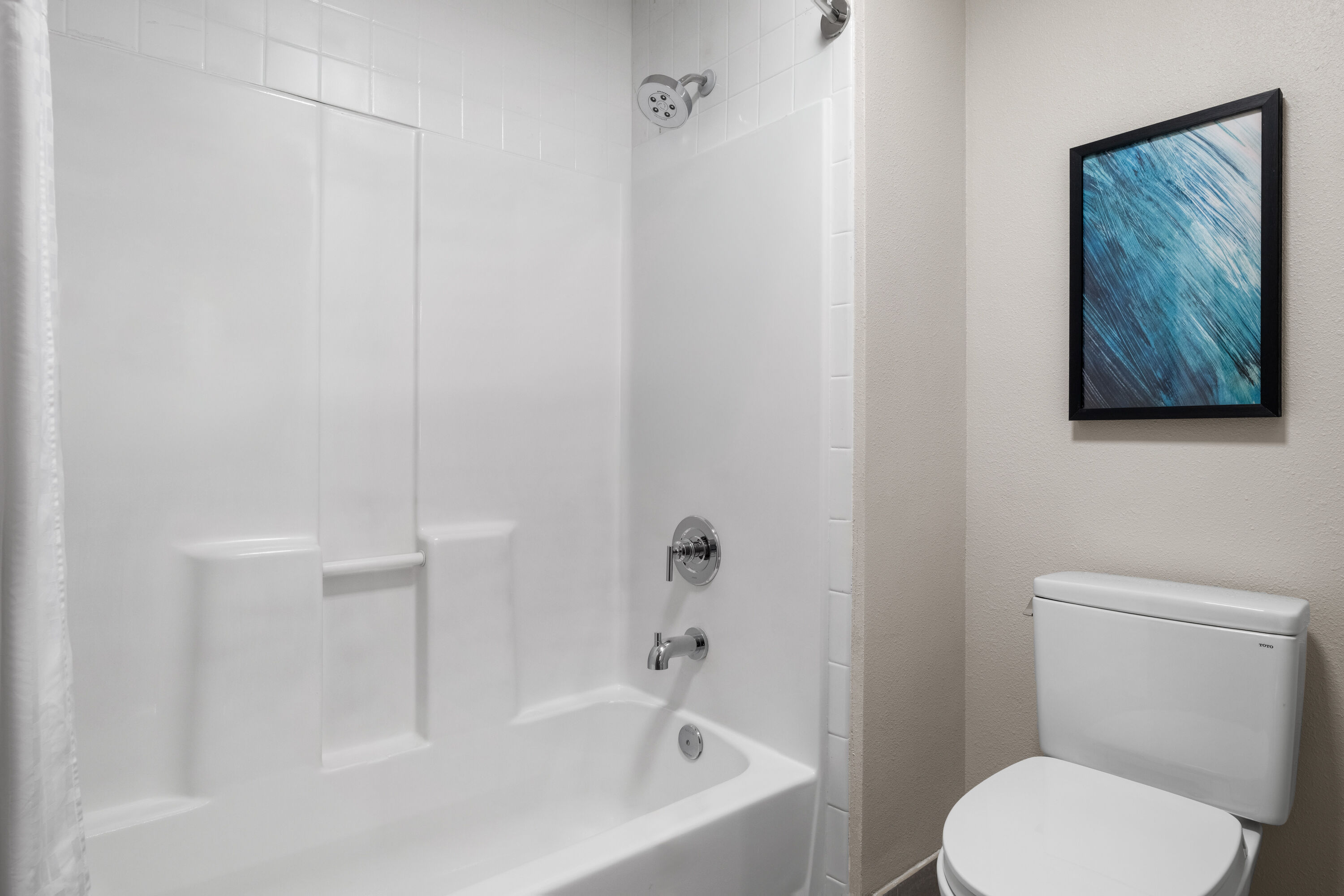 Guest room bath at the Wingate by Wyndham Farmington NM in Farmington, New Mexico