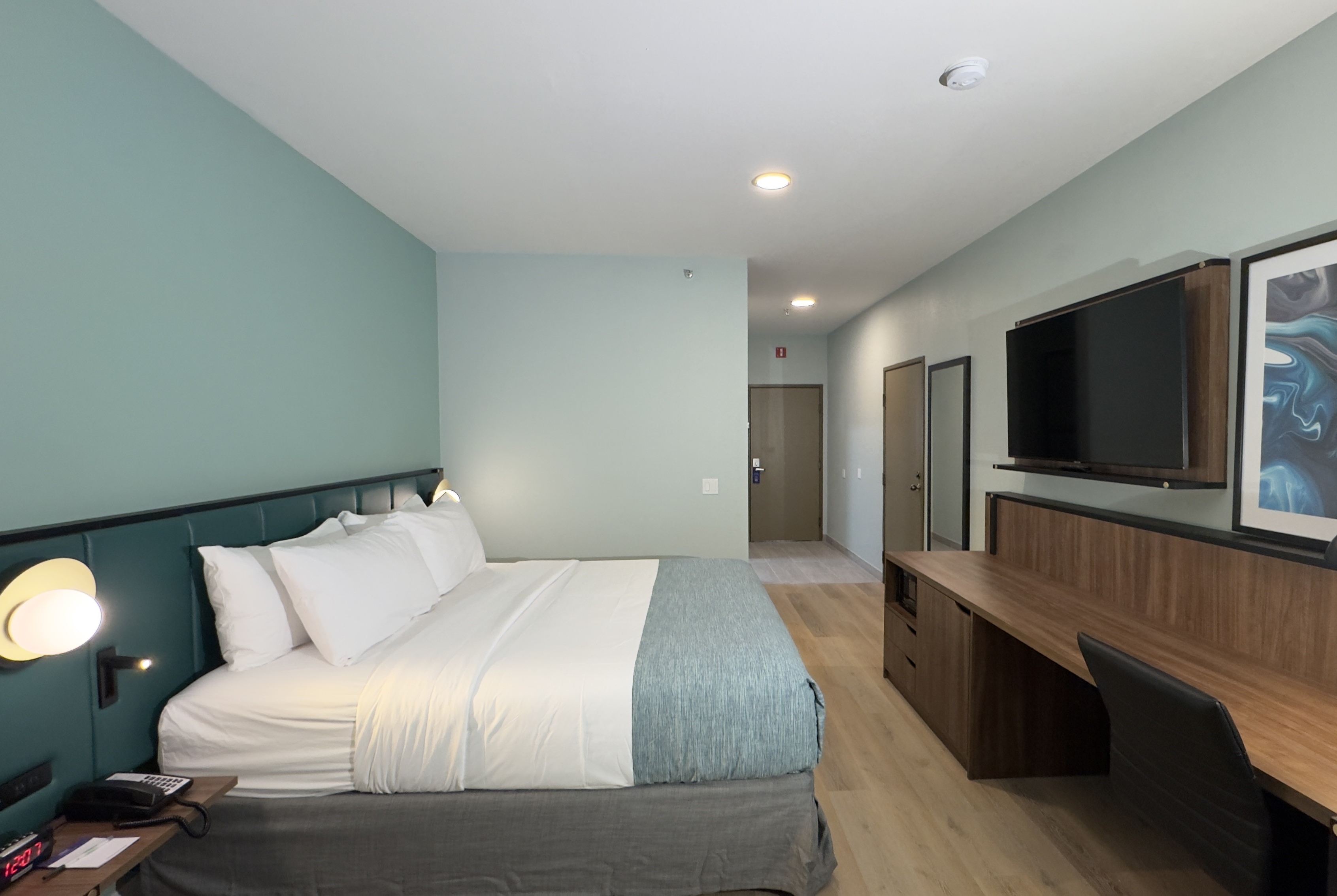 Guest room at the Wingate by Wyndham Farmington NM in Farmington, New Mexico