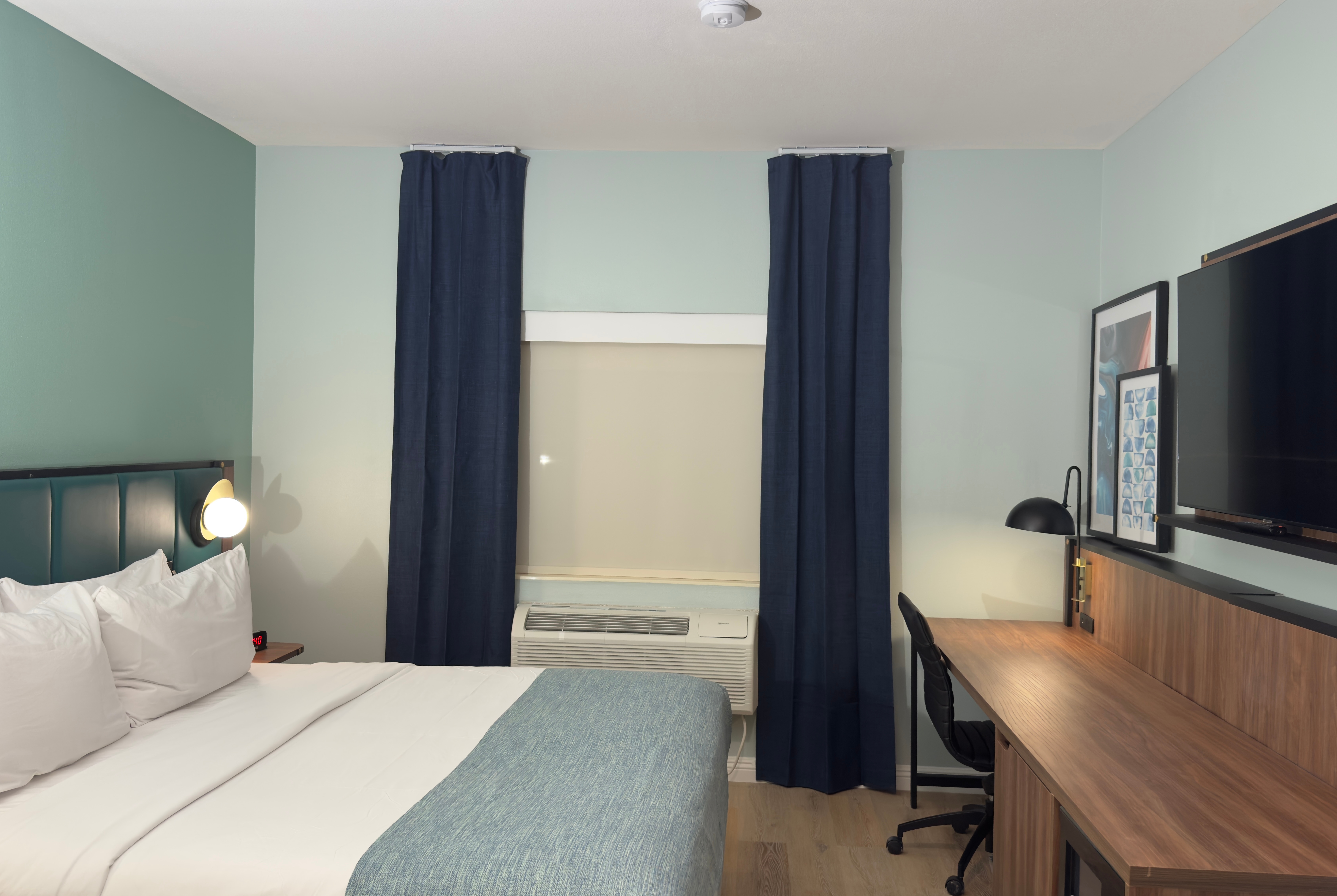 Guest room at the Wingate by Wyndham Farmington NM in Farmington, New Mexico