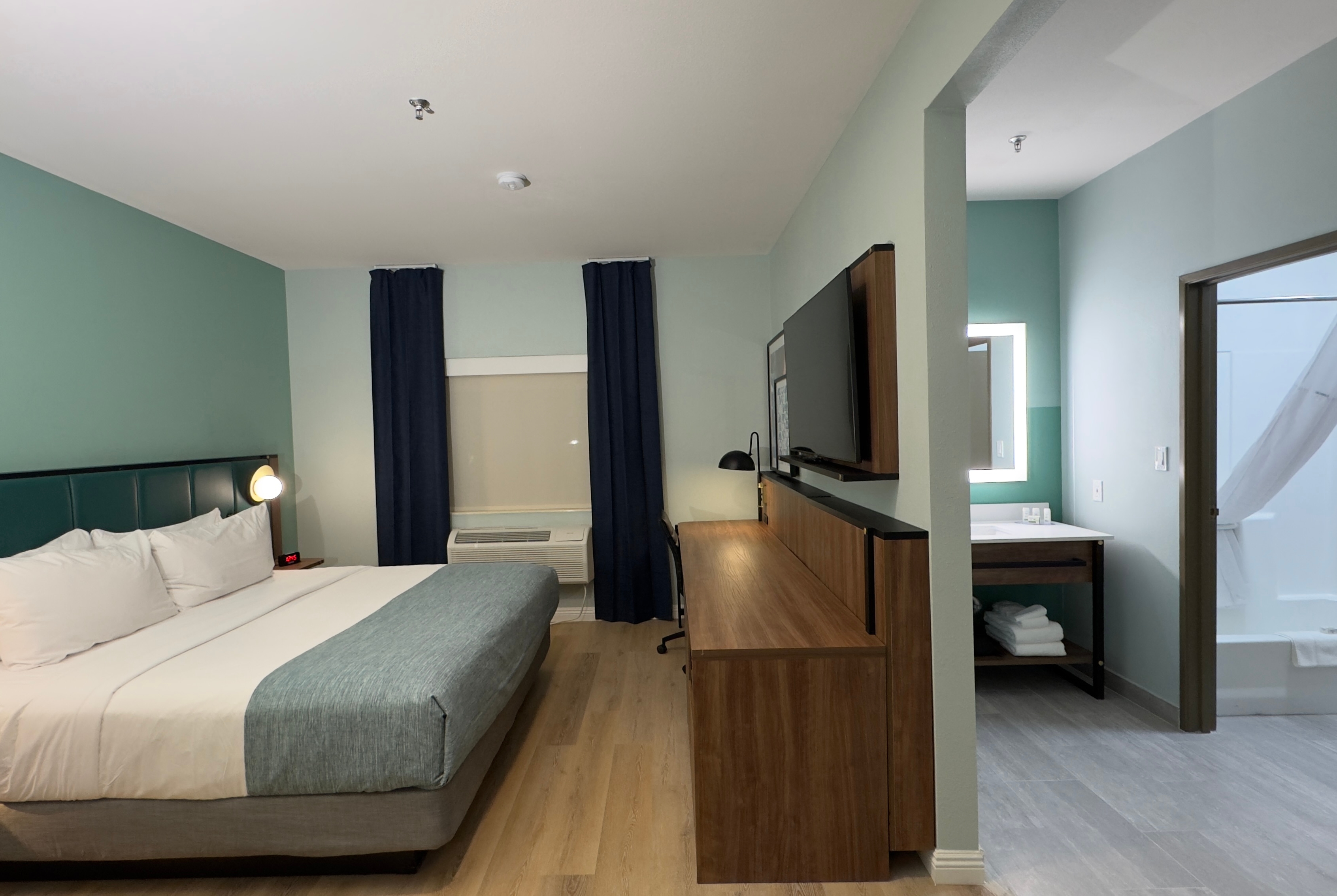 Guest room at the Wingate by Wyndham Farmington NM in Farmington, New Mexico