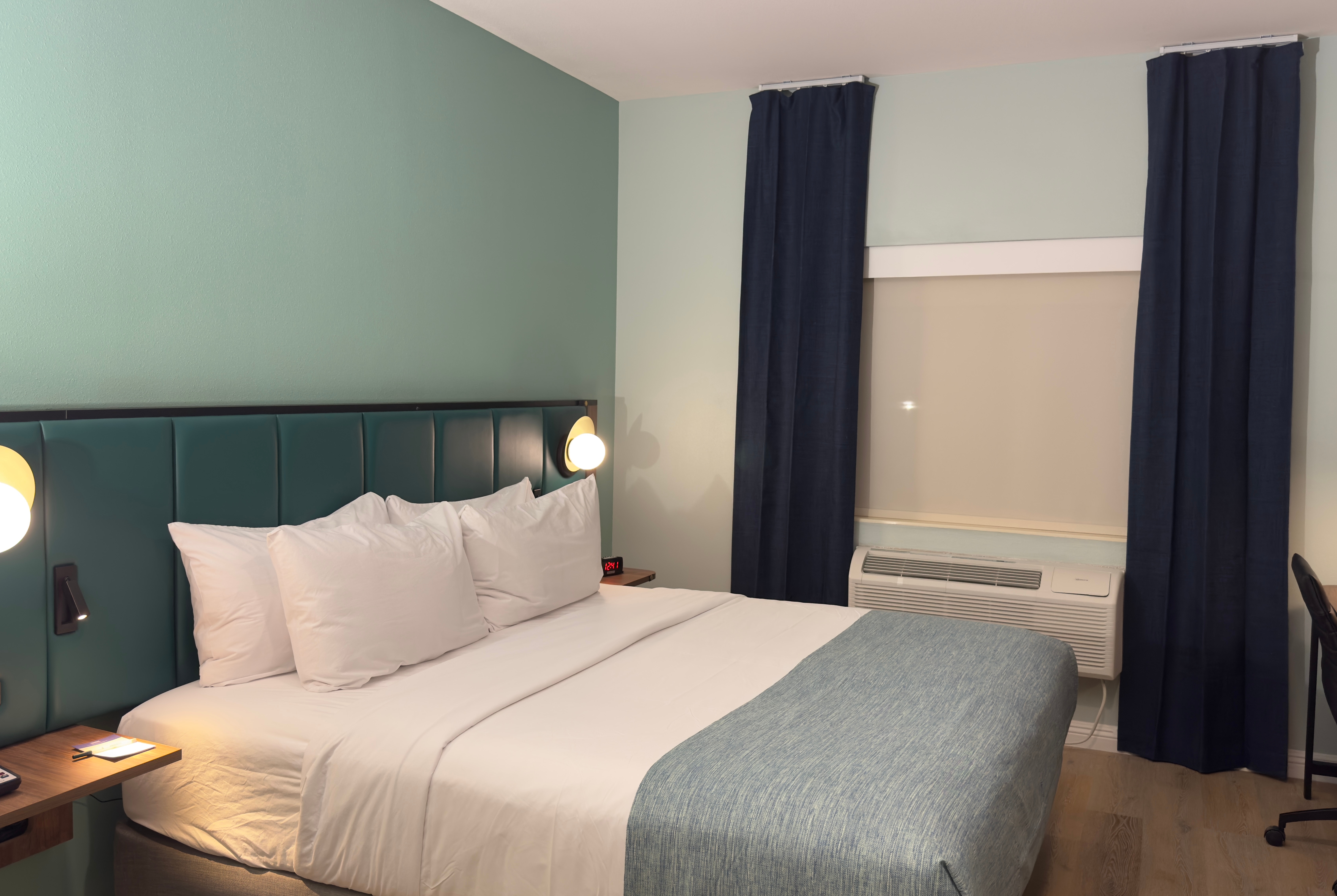 Guest room at the Wingate by Wyndham Farmington NM in Farmington, New Mexico