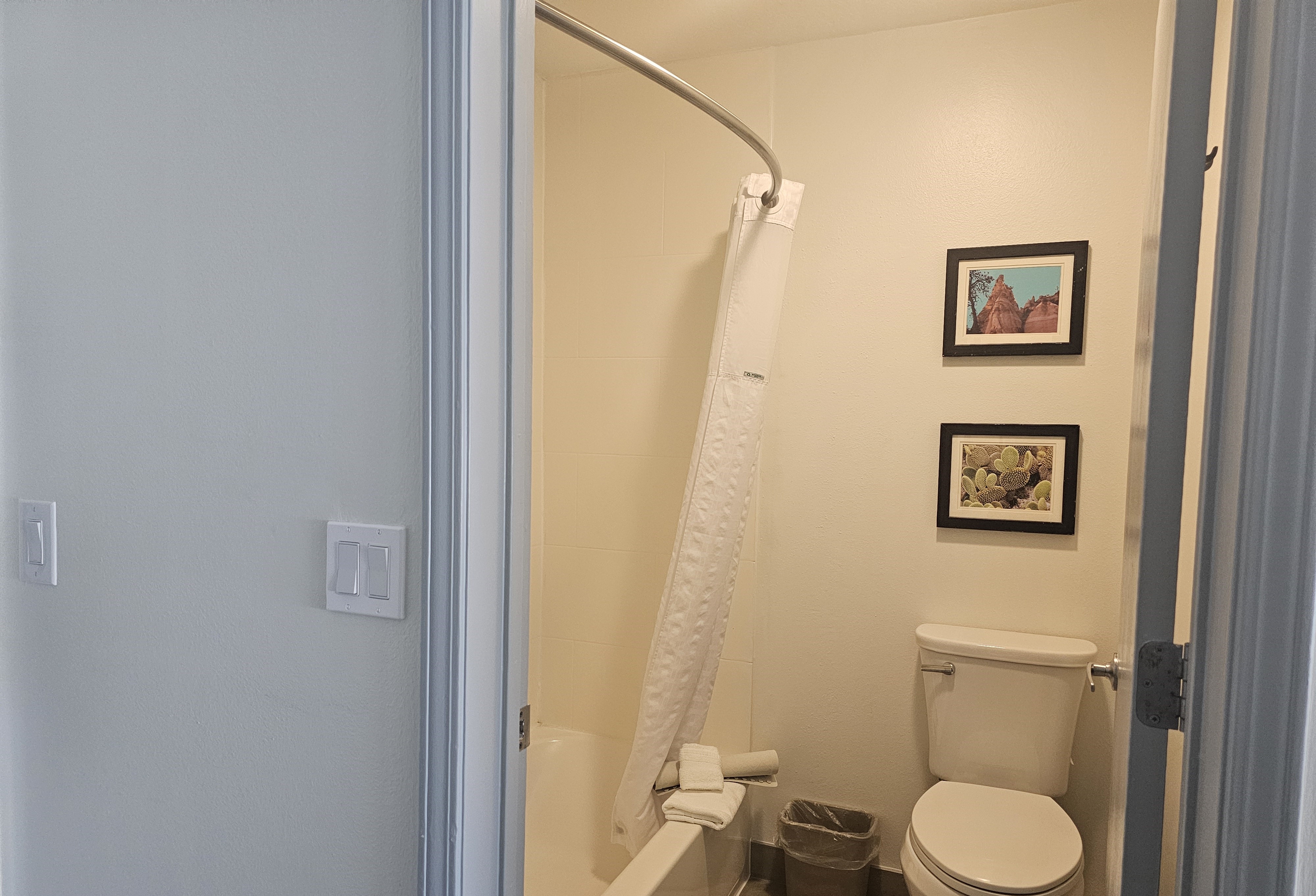 Guest room bath at the Wingate by Wyndham Los Alamos in Los Alamos, New Mexico