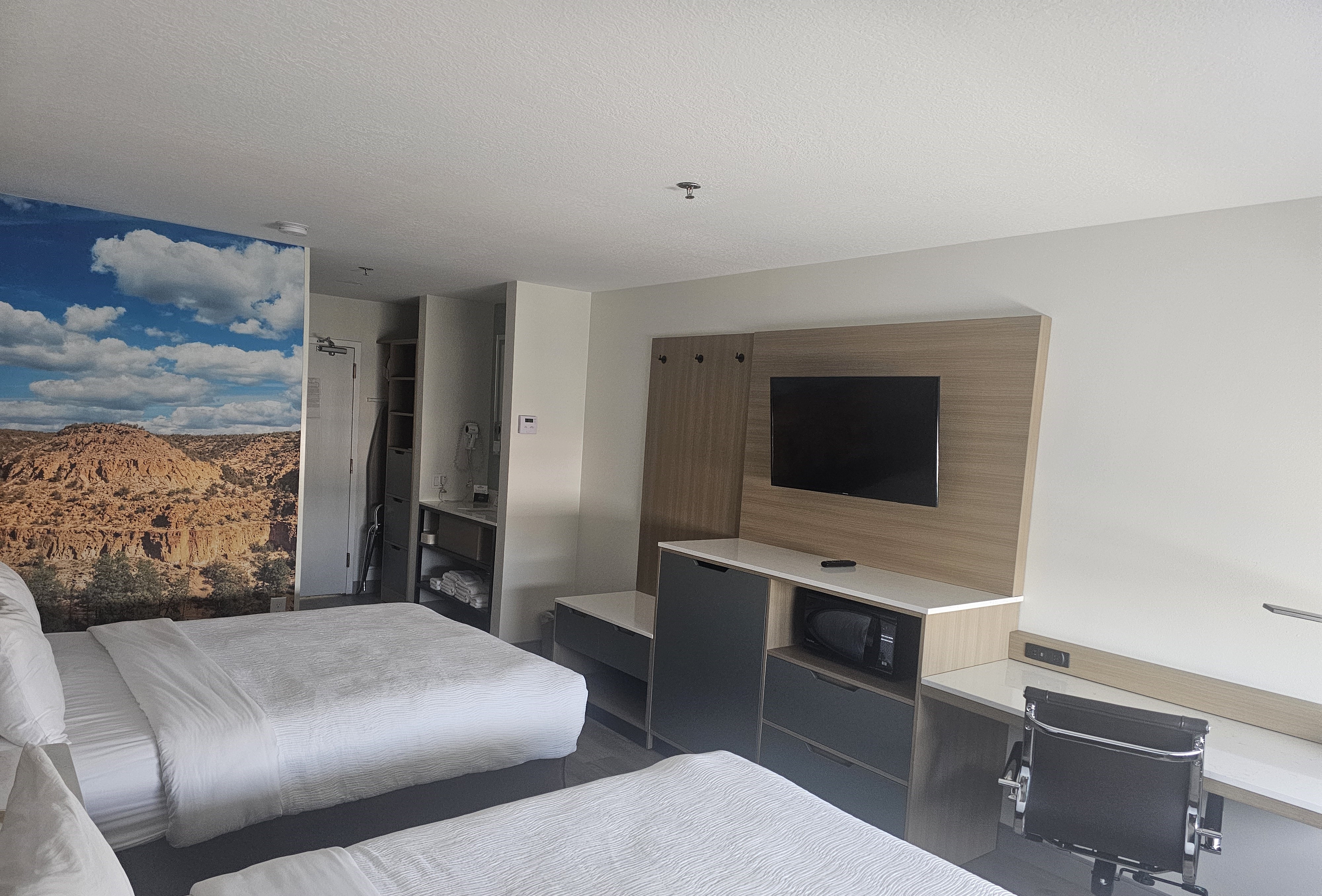 Guest room bath at the Wingate by Wyndham Los Alamos in Los Alamos, New Mexico
