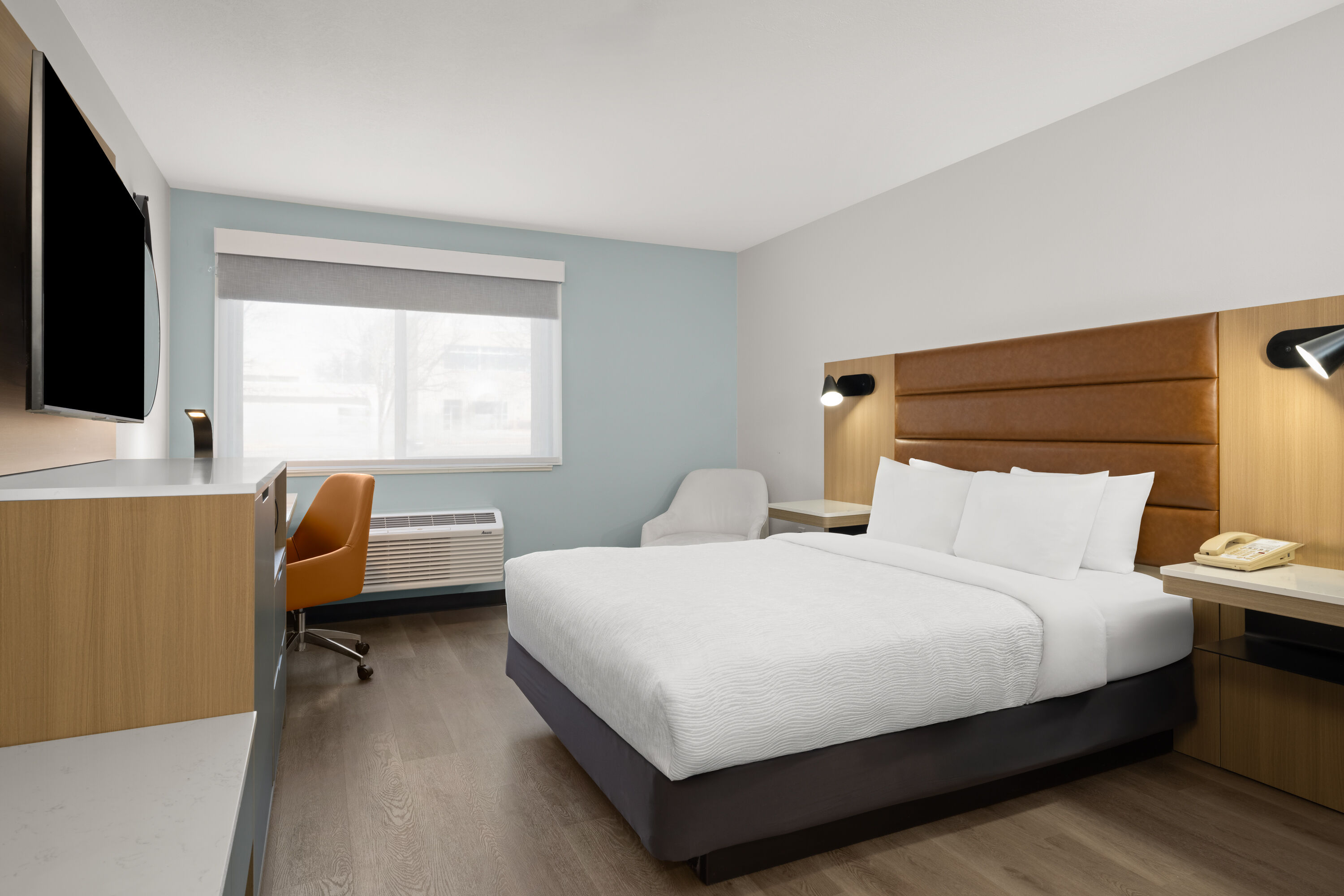 Guest room at the Wingate by Wyndham Los Alamos in Los Alamos, New Mexico