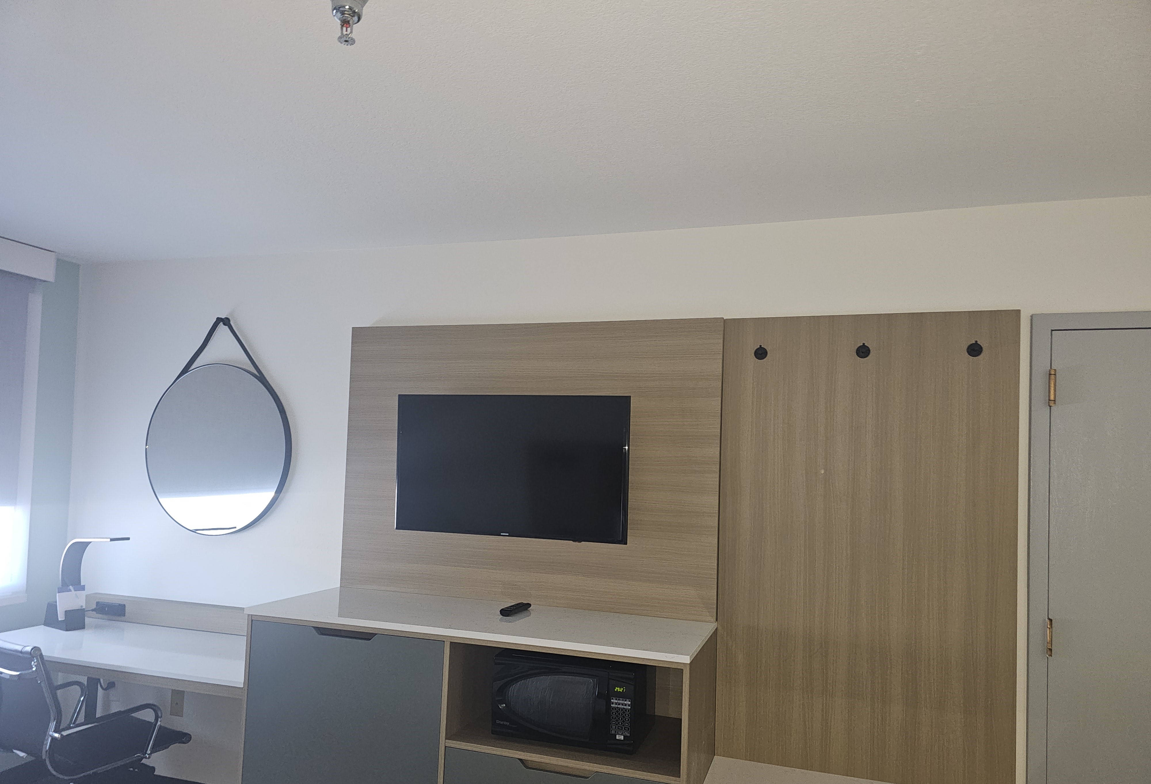 Guest room at the Wingate by Wyndham Los Alamos in Los Alamos, New Mexico