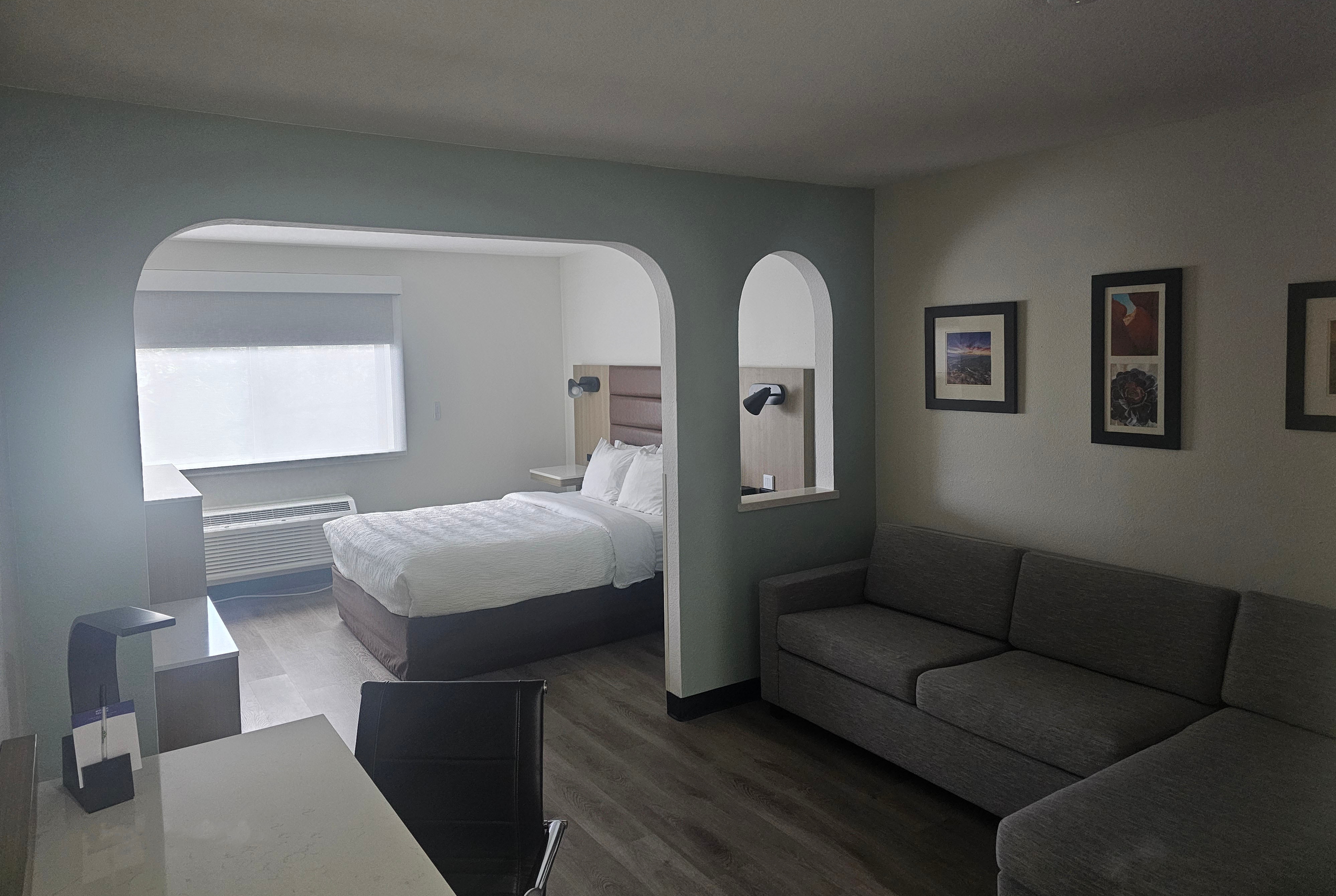 Guest room at the Wingate by Wyndham Los Alamos in Los Alamos, New Mexico