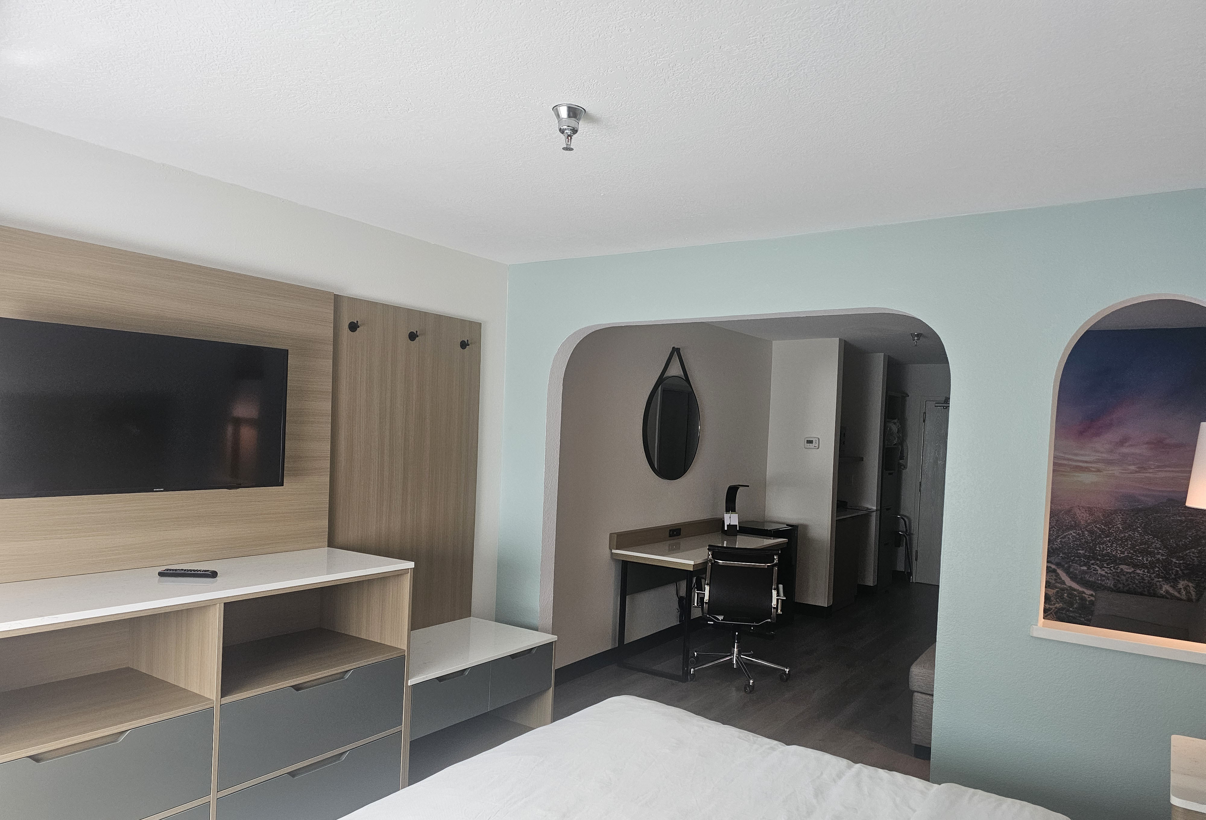 Guest room at the Wingate by Wyndham Los Alamos in Los Alamos, New Mexico