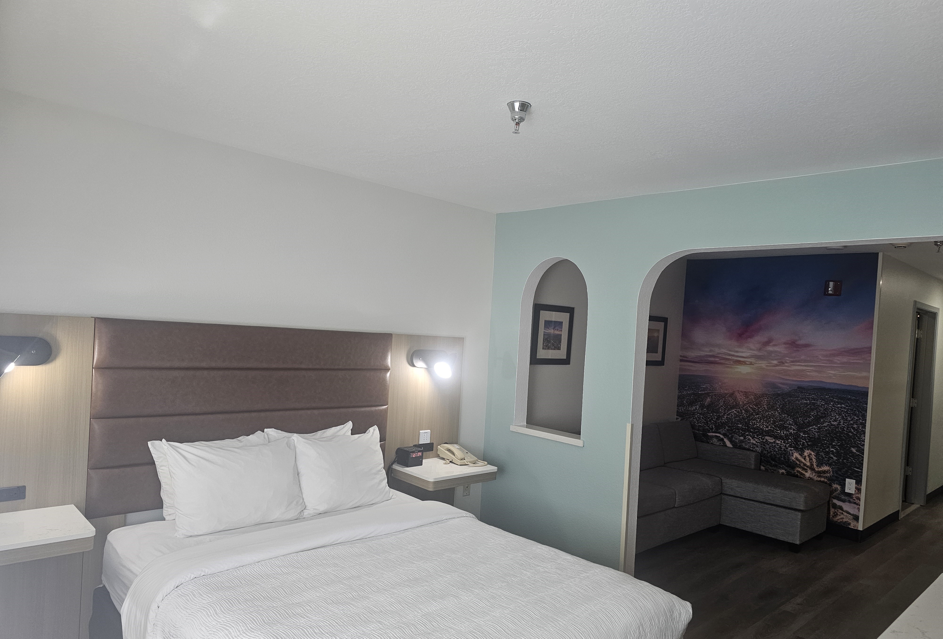 Guest room at the Wingate by Wyndham Los Alamos in Los Alamos, New Mexico