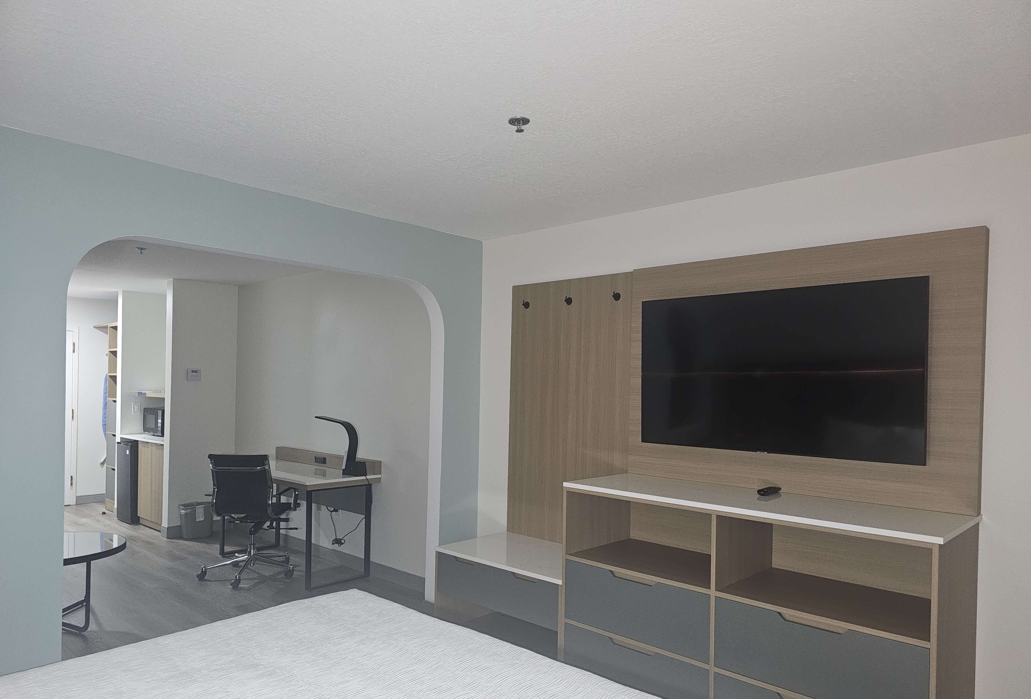 Guest room at the Wingate by Wyndham Los Alamos in Los Alamos, New Mexico