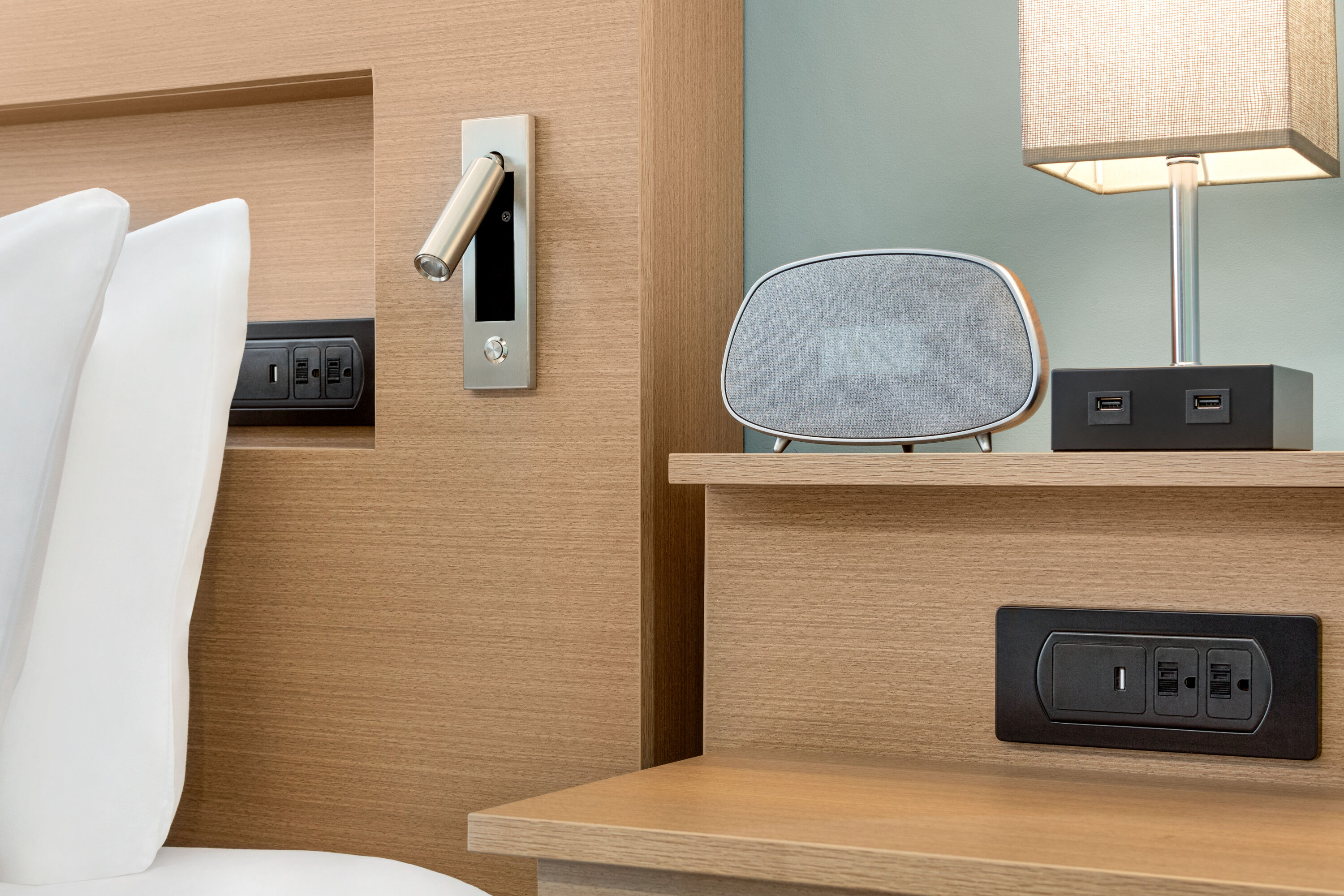 King bed guest room at the Wingate by Wyndham Bronx/Haven Park in Bronx, New York