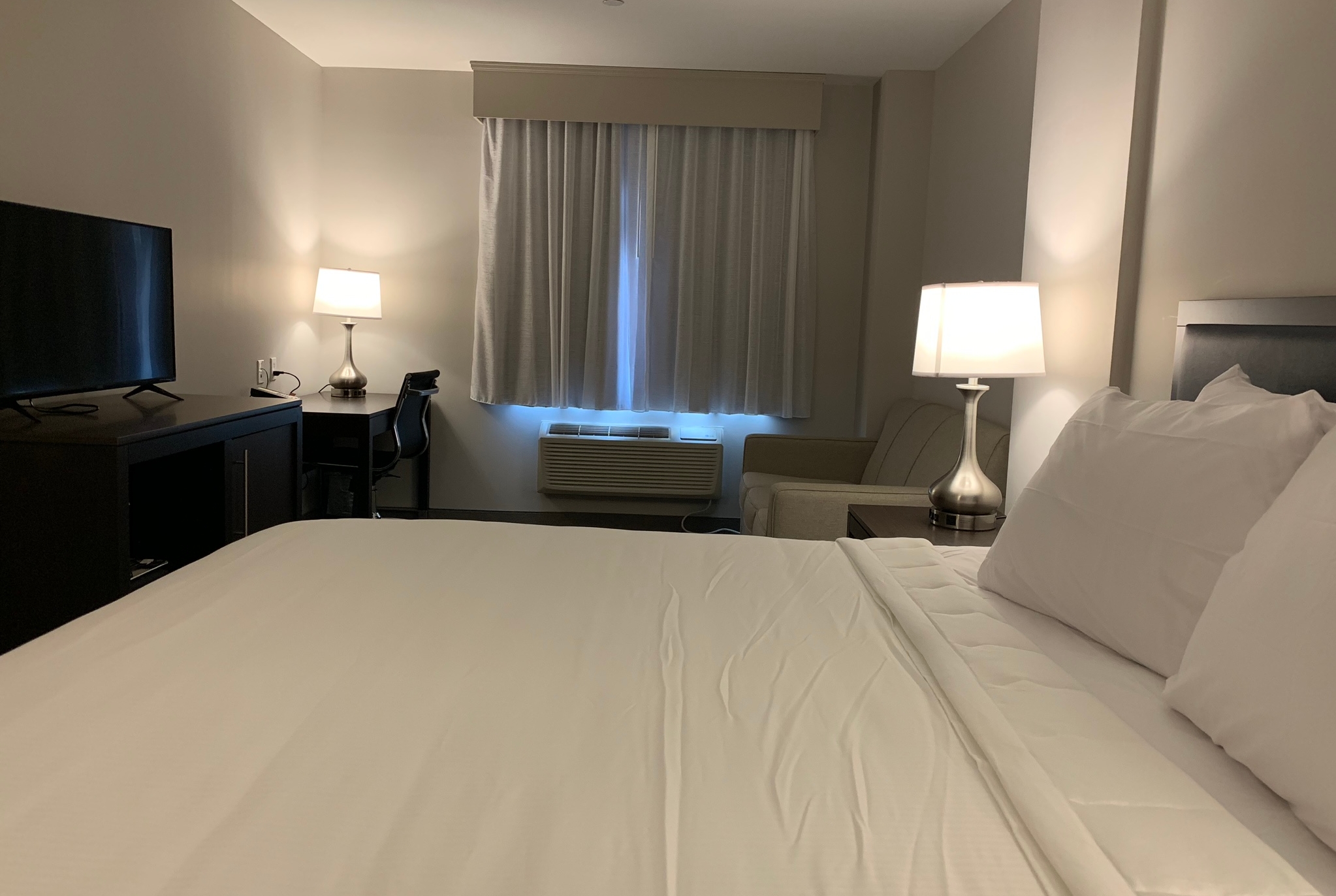 Guest room at the Wingate by Wyndham JFK Airport / Far Rockaway in Far Rockaway, New York