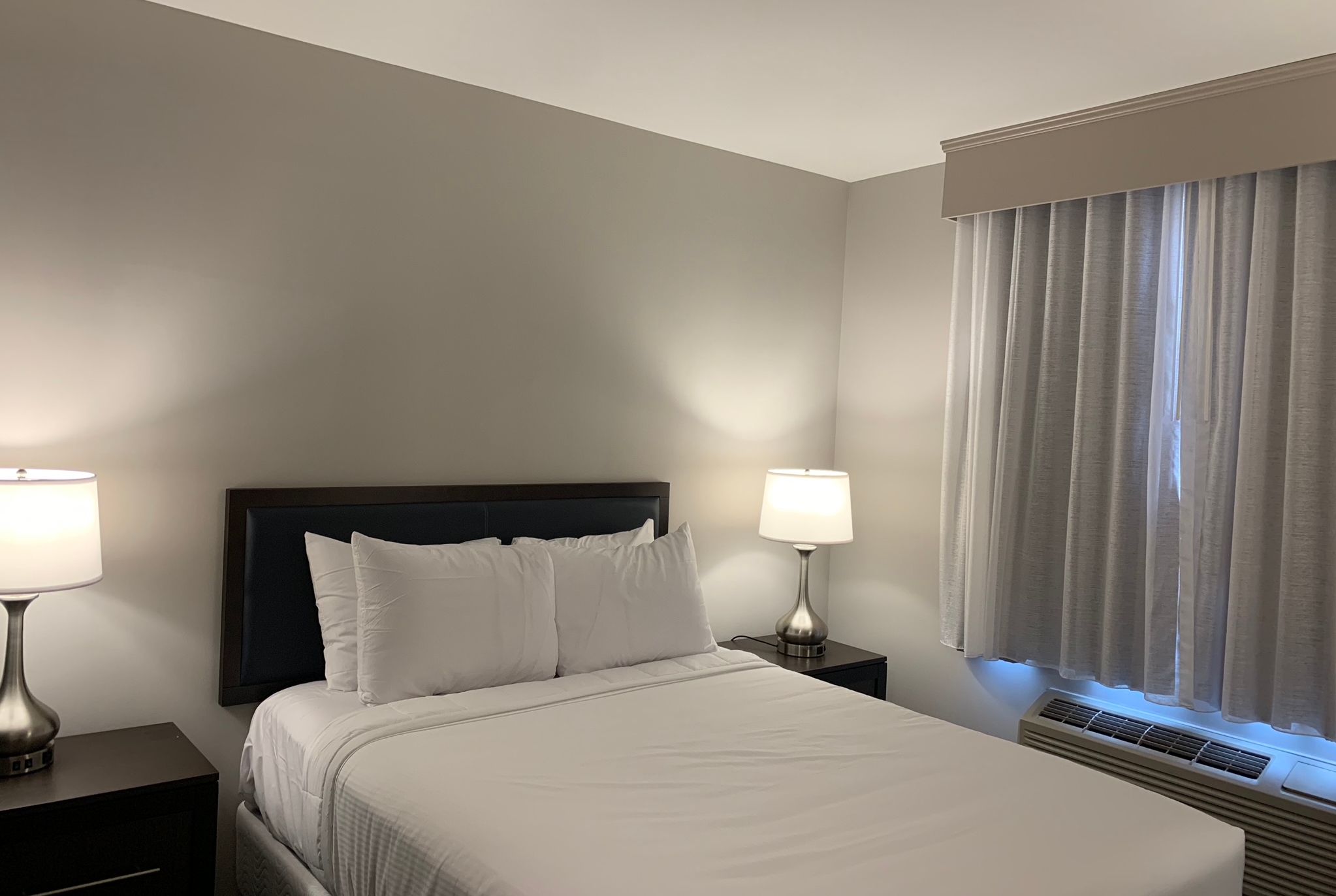 Guest room at the Wingate by Wyndham JFK Airport / Far Rockaway in Far Rockaway, New York
