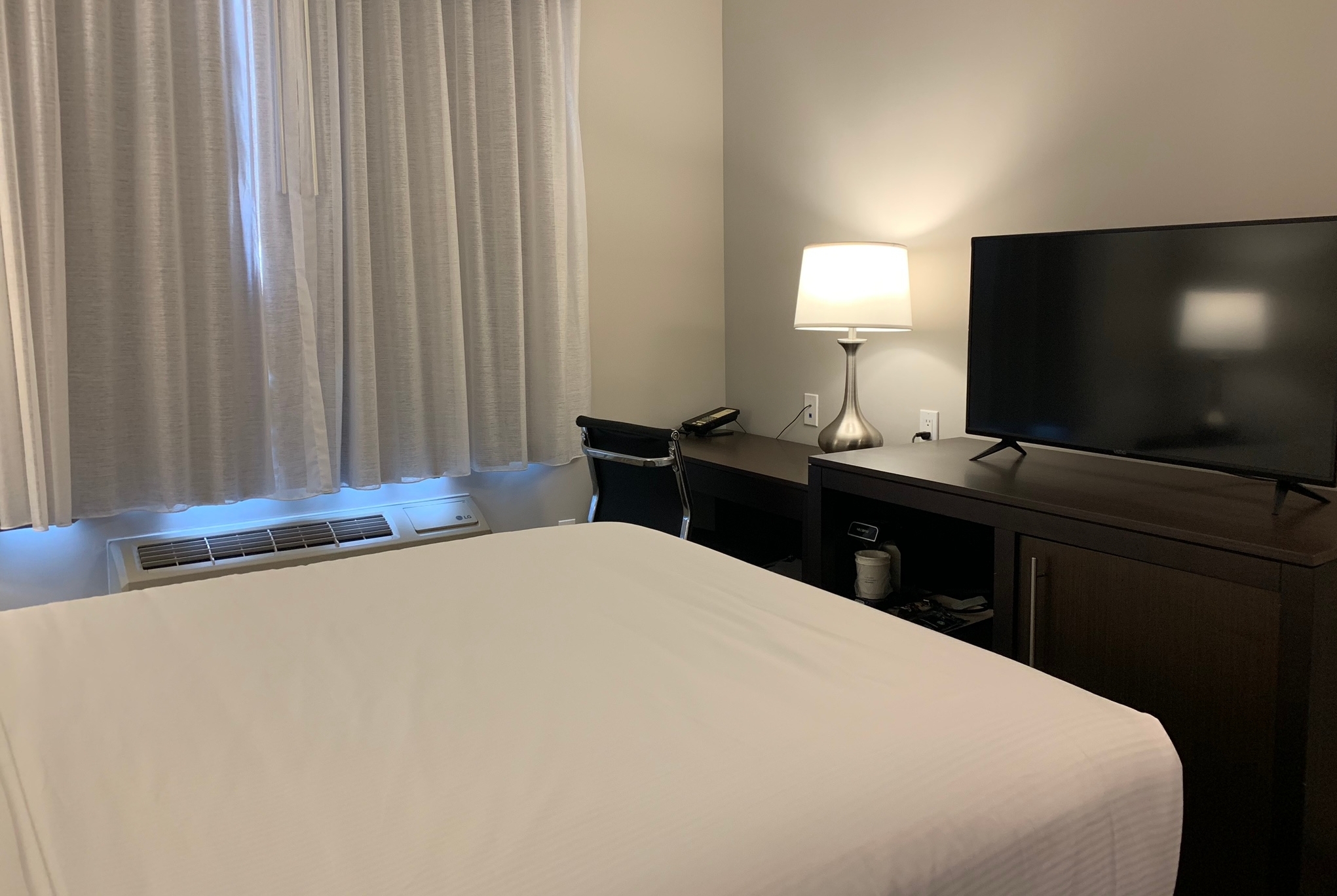 Guest room at the Wingate by Wyndham JFK Airport / Far Rockaway in Far Rockaway, New York