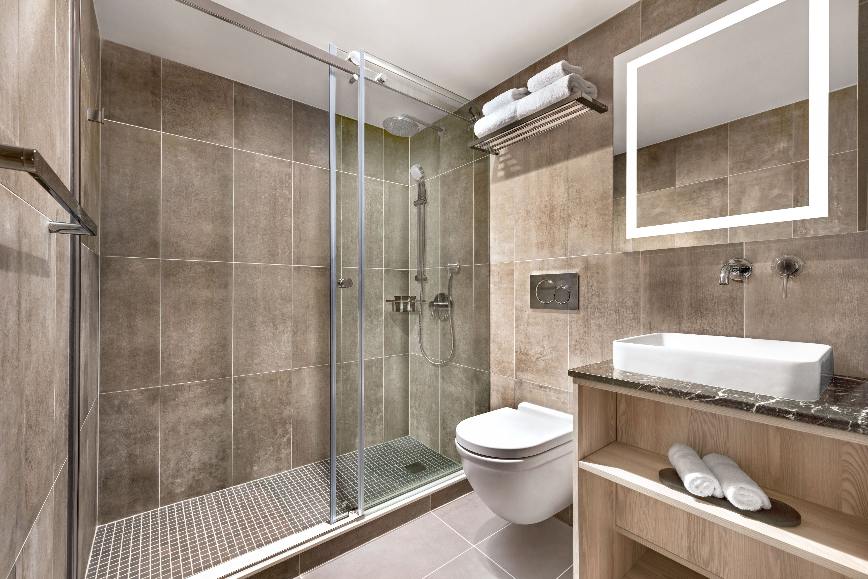 Guest room bath at the Wingate by Wyndham New York Midtown South/5th Ave in New York City, New York