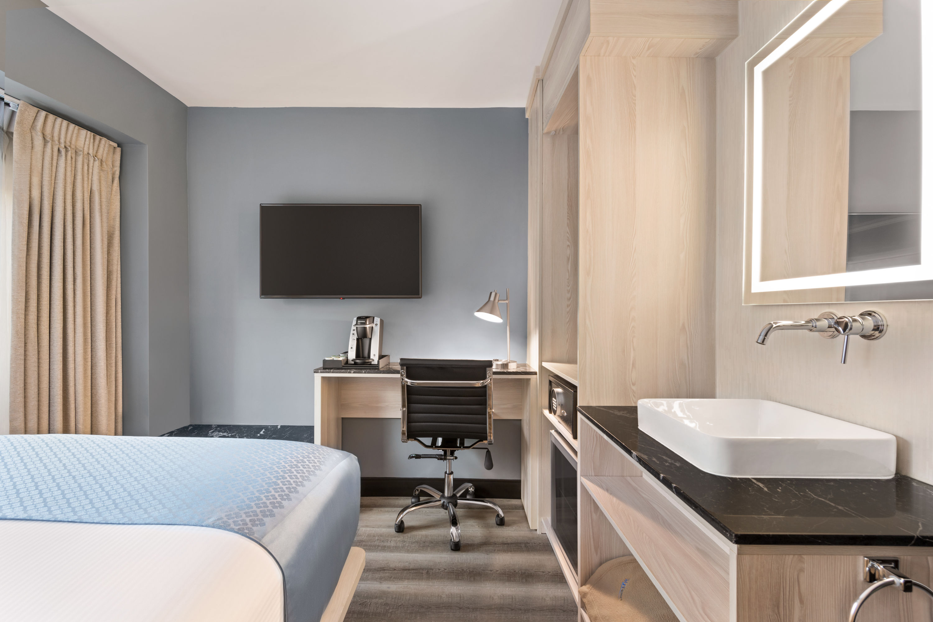 Guest room at the Wingate by Wyndham New York Midtown South/5th Ave in New York City, New York