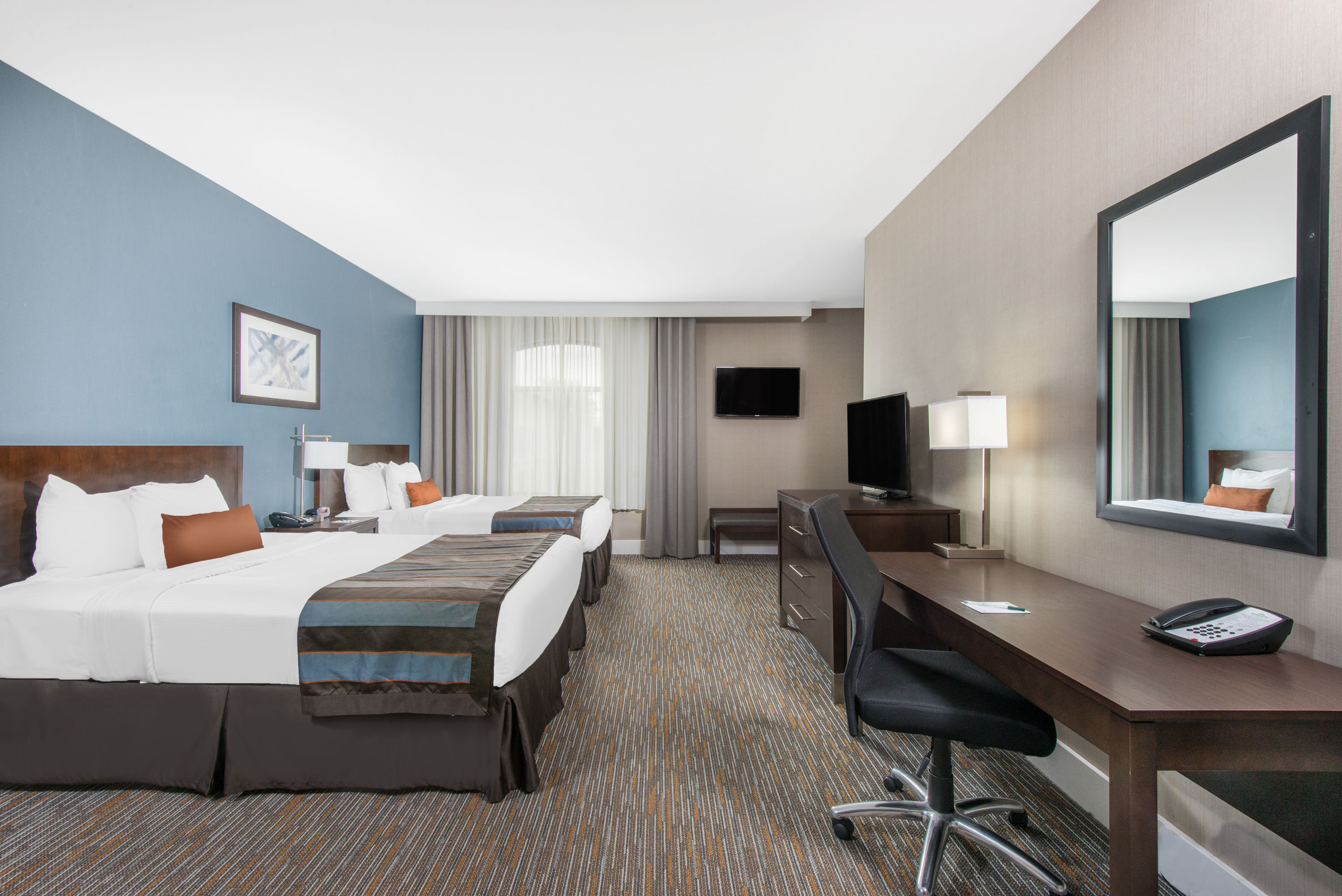 Wingate by Wyndham Niagara Falls suite in Niagara Falls, New York
