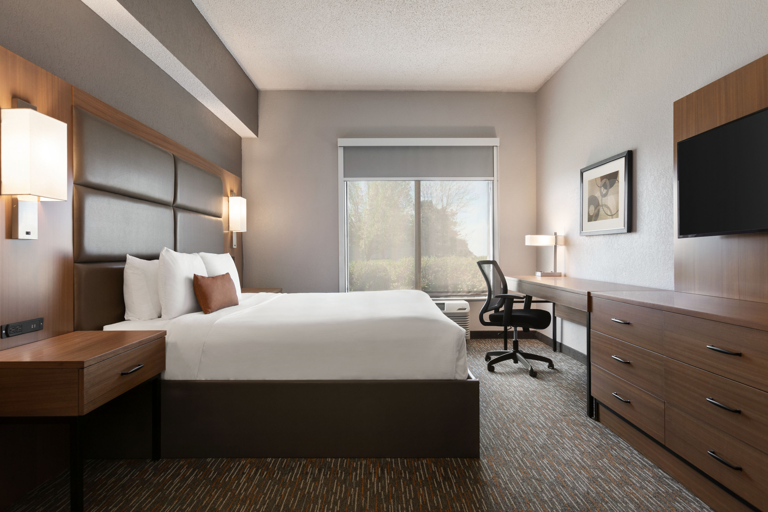 Guest room at the Wingate by Wyndham Cincinnati/Blue Ash in Cincinnati, Ohio