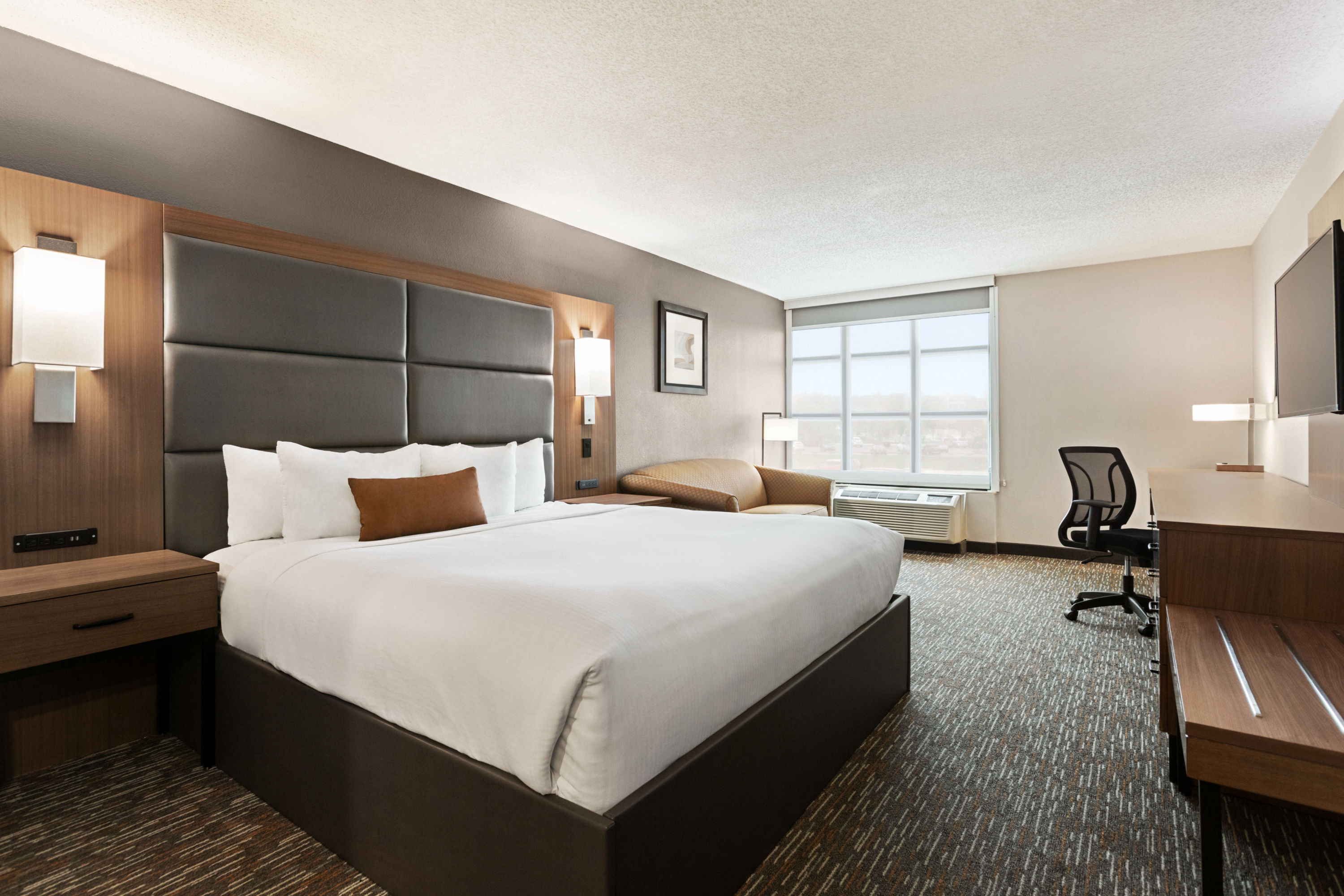 Guest room at the Wingate by Wyndham Cincinnati/Blue Ash in Cincinnati, Ohio