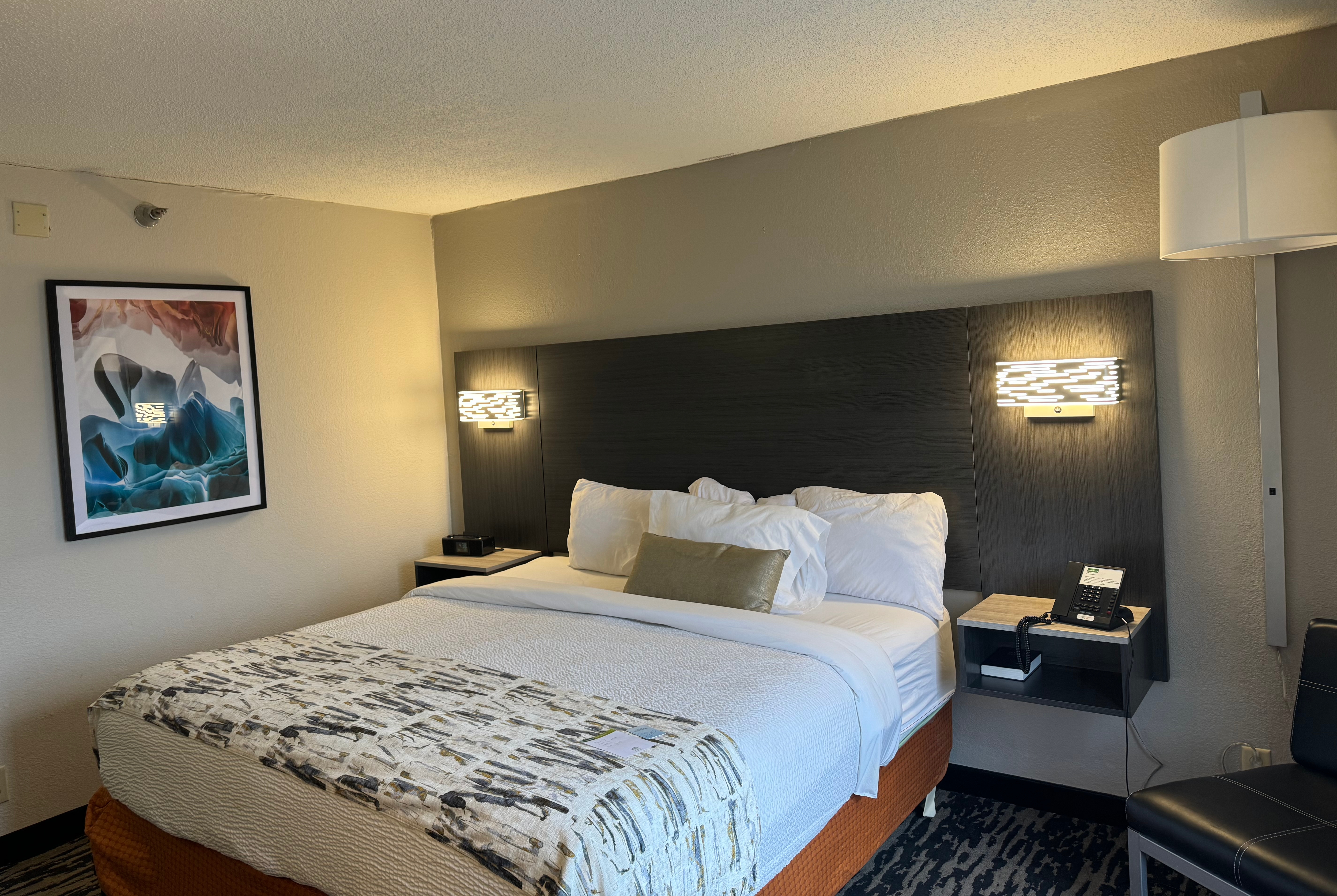 Guest room at the Wingate by Wyndham Dayton North in Dayton, Ohio