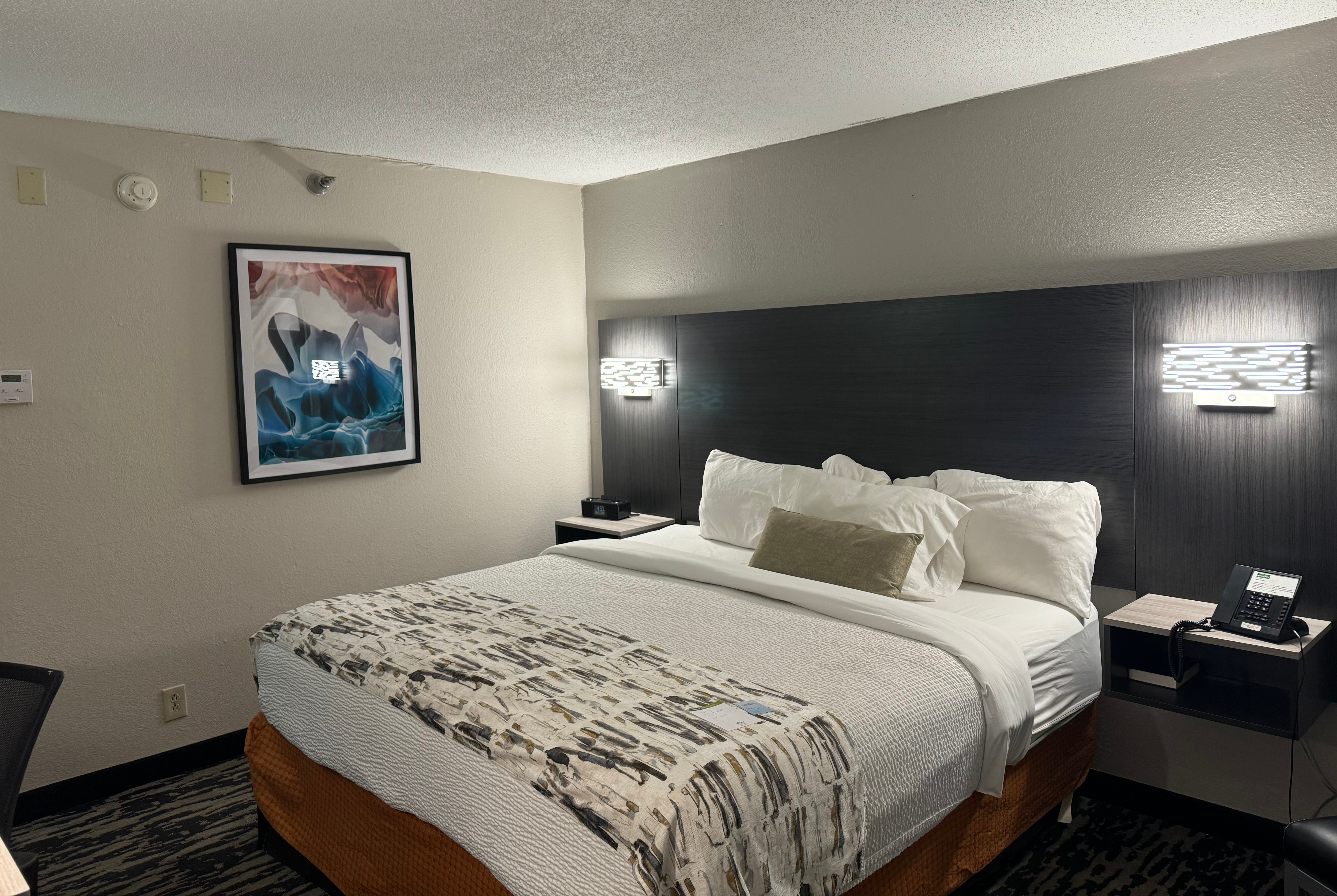 Guest room at the Wingate by Wyndham Dayton North in Dayton, Ohio
