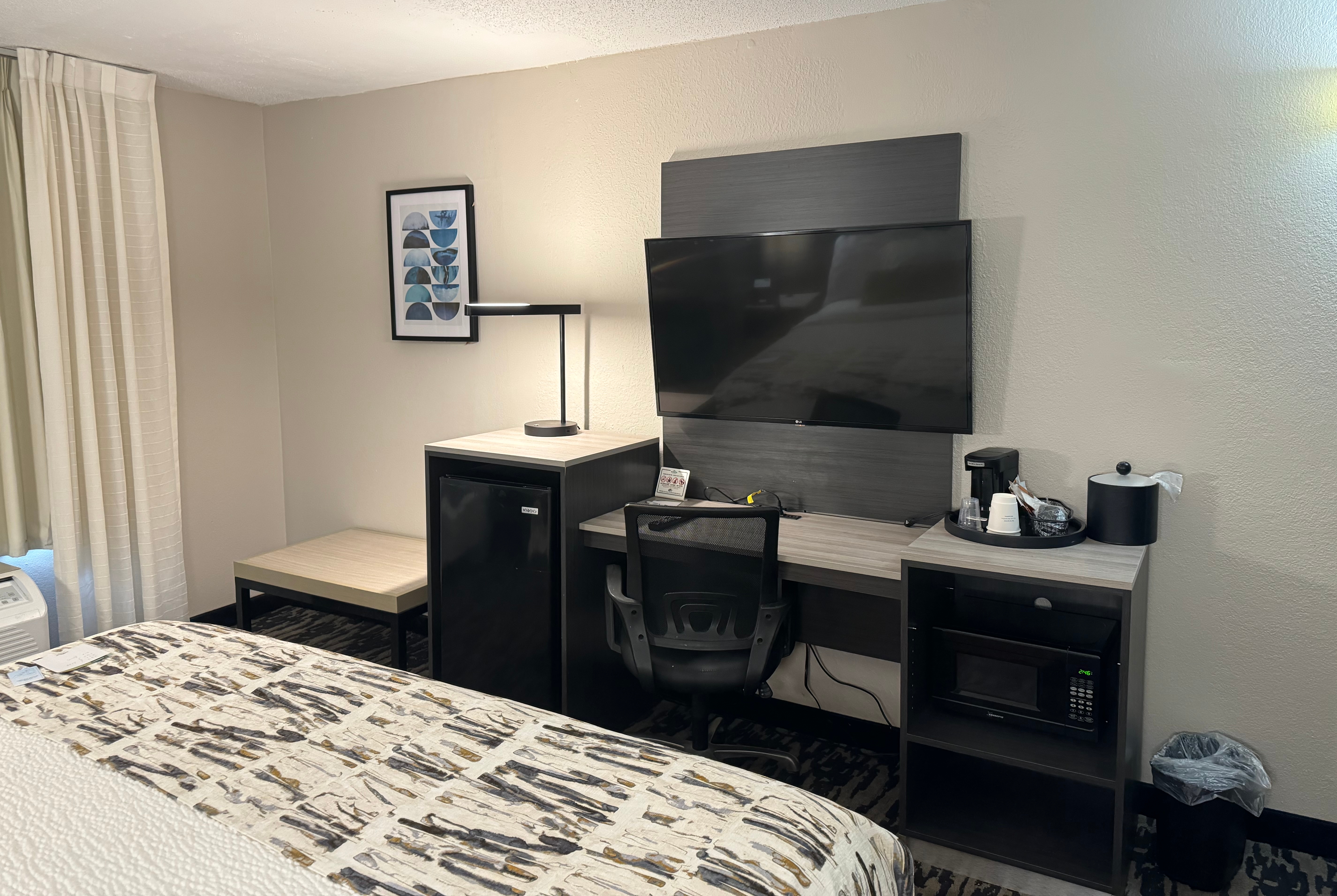 Guest room at the Wingate by Wyndham Dayton North in Dayton, Ohio