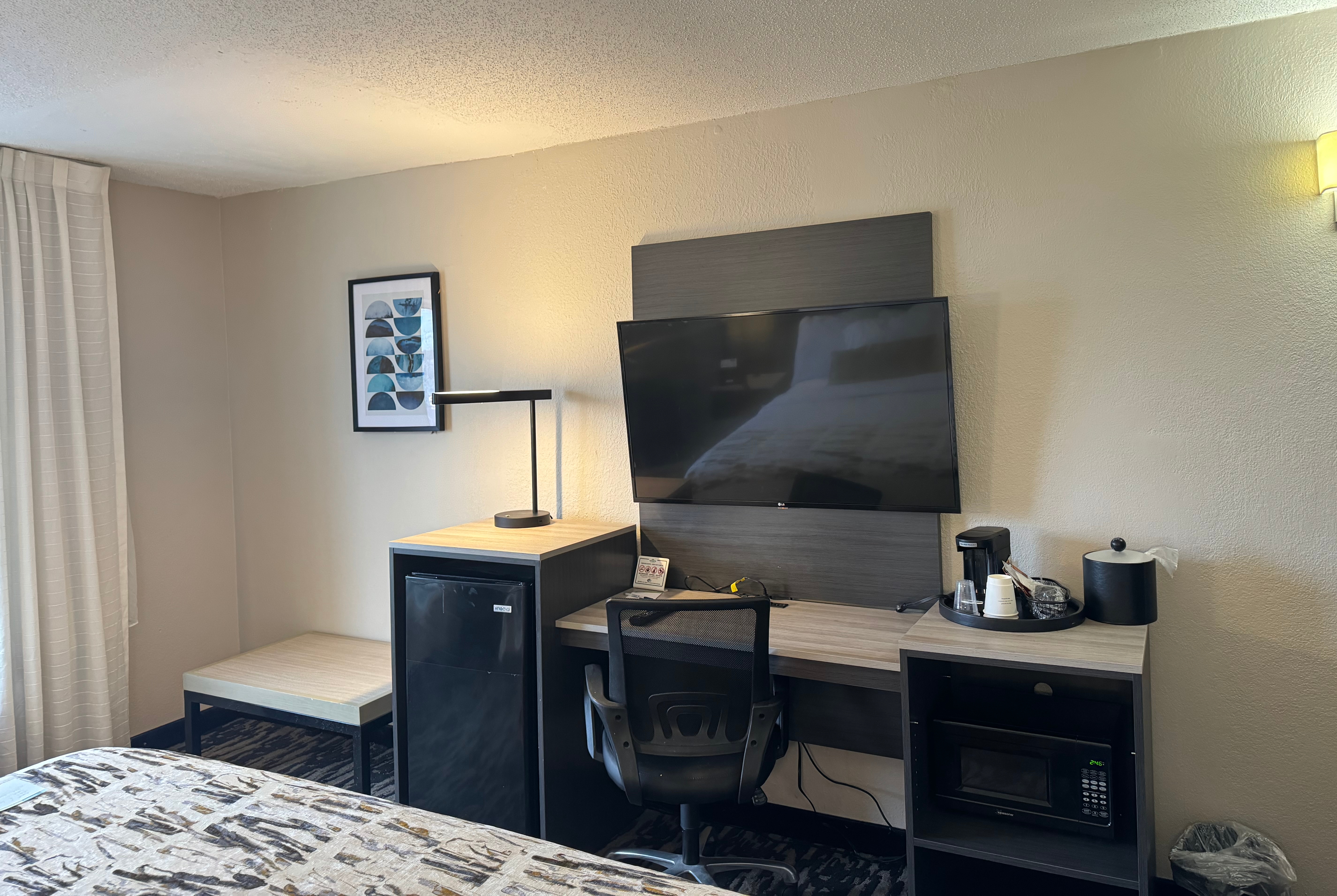 Guest room at the Wingate by Wyndham Dayton North in Dayton, Ohio