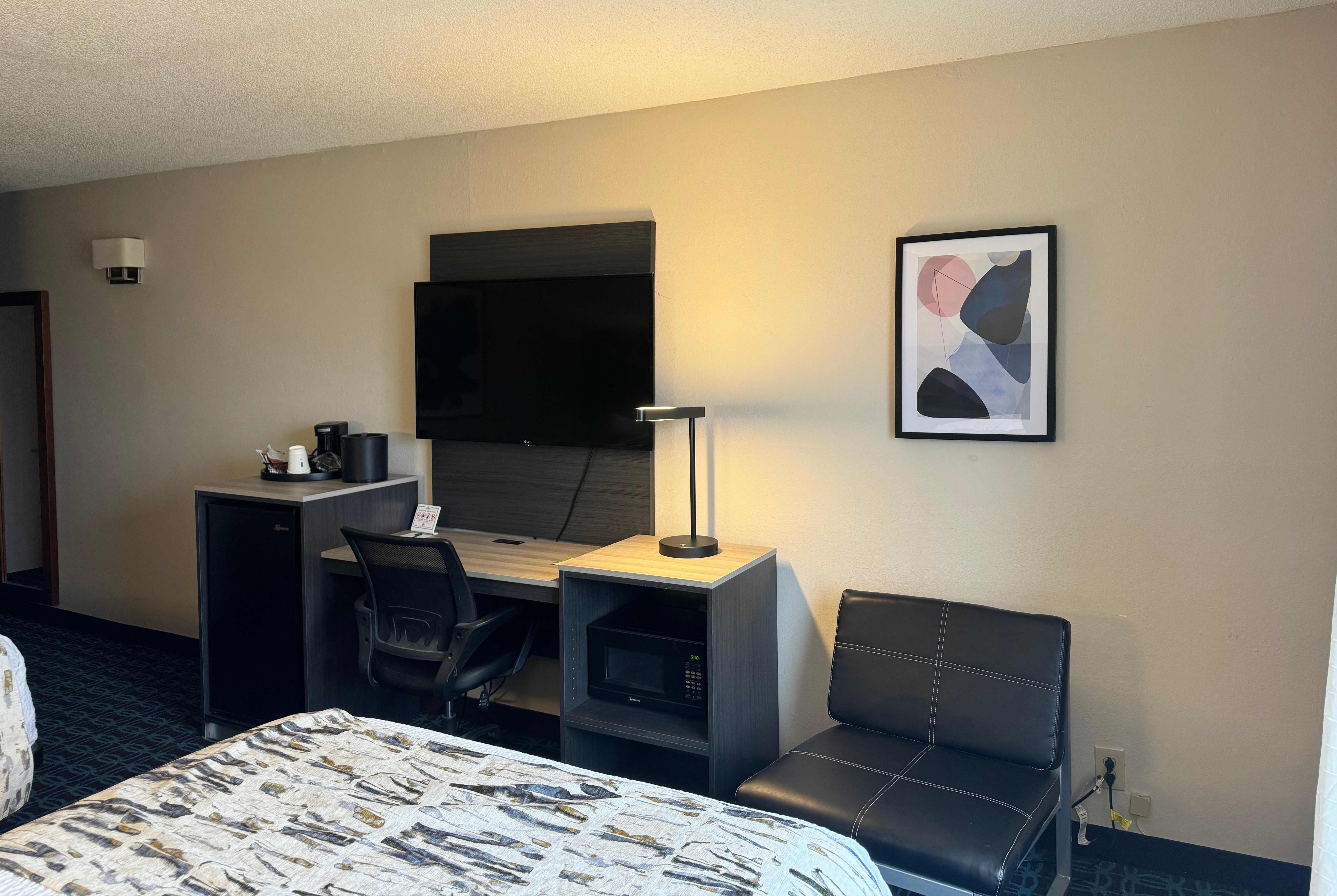 Guest room at the Wingate by Wyndham Dayton North in Dayton, Ohio