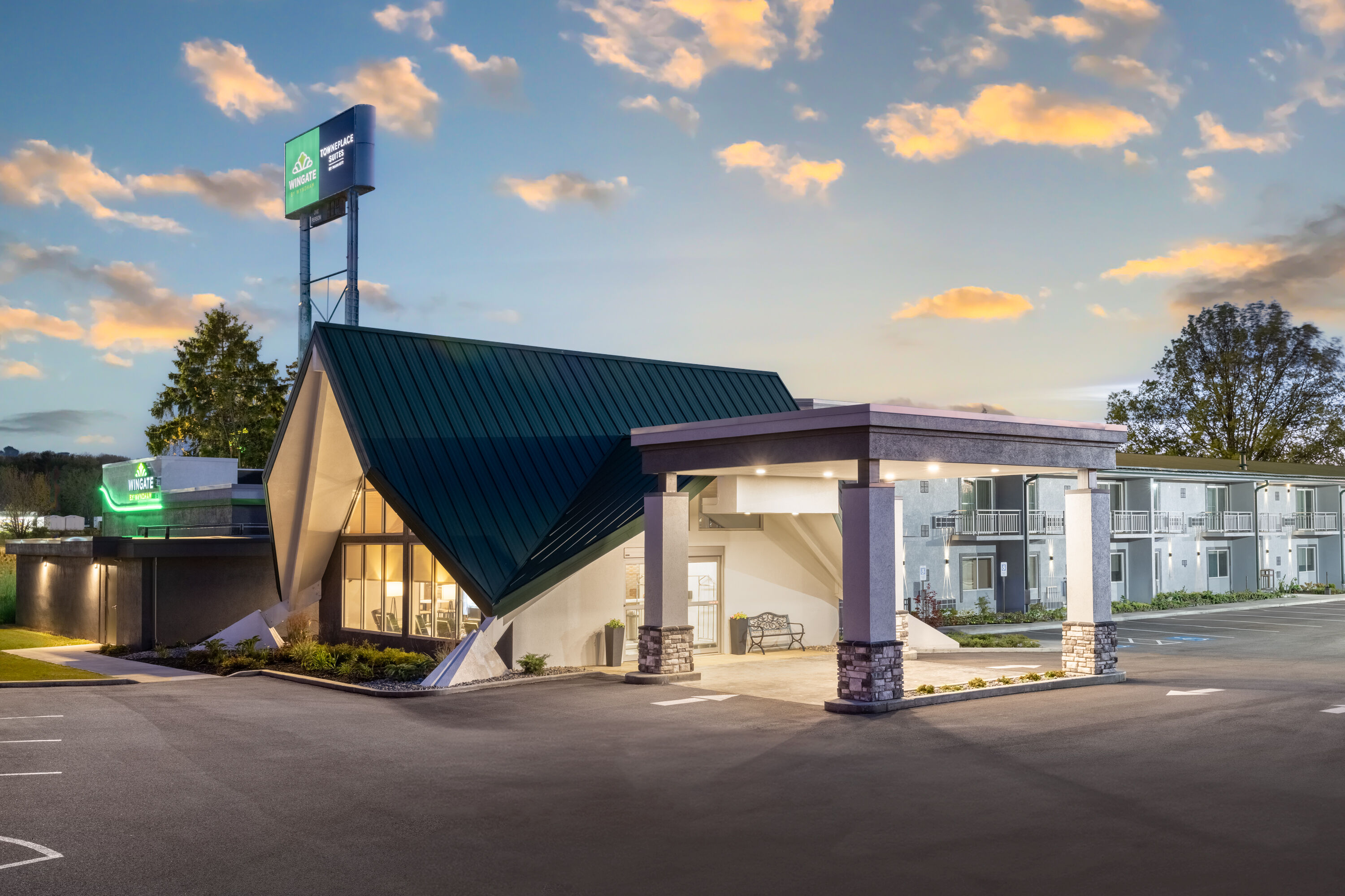 Exterior Dusk Image of Wingate by Wyndham Geneva at SPIRE Academy hotel in Geneva, Ohio