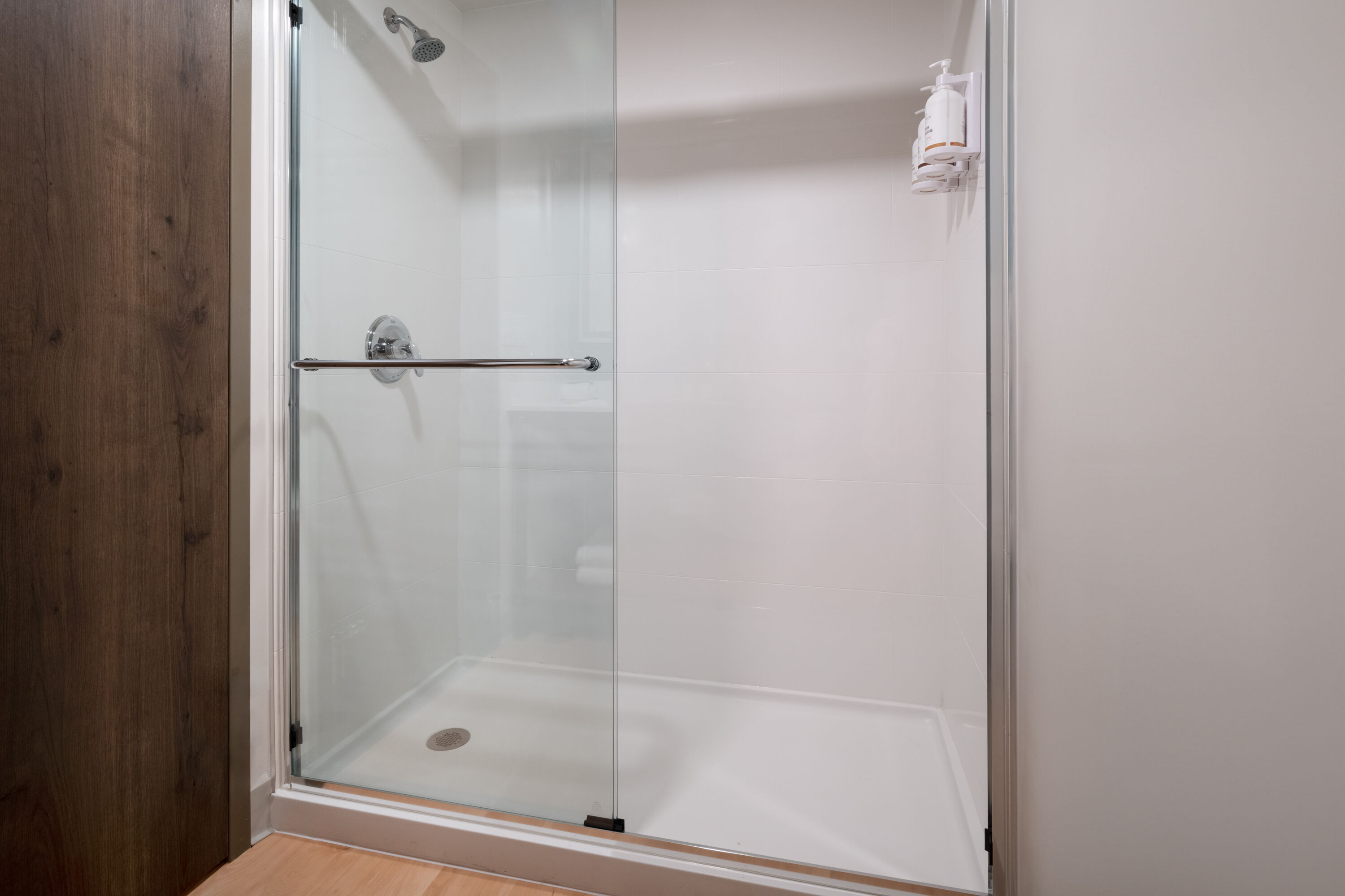 Guest room bath at the Wingate by Wyndham Geneva at SPIRE Academy in Geneva, Ohio