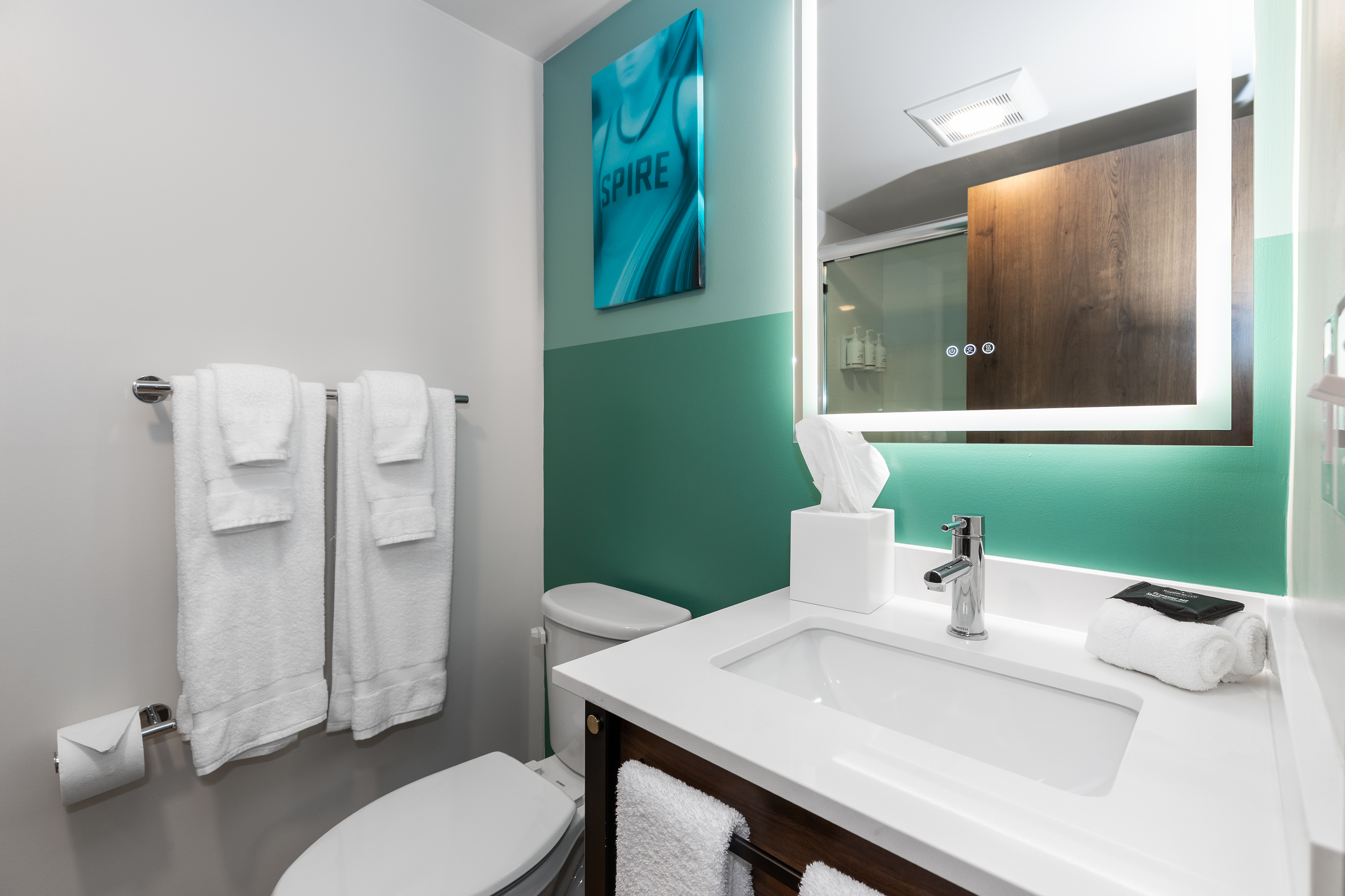 Guest room bath at the Wingate by Wyndham Geneva at SPIRE Academy in Geneva, Ohio
