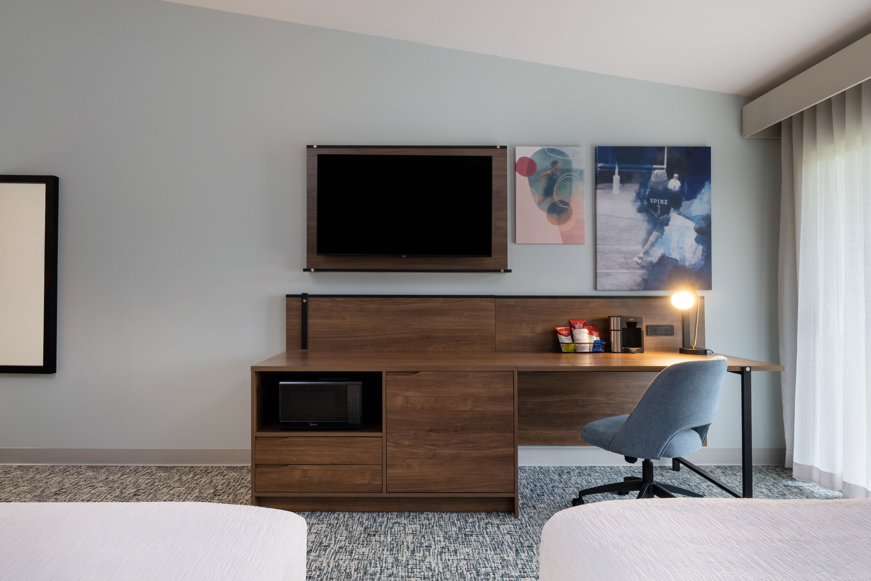 Guest room at the Wingate by Wyndham Geneva at SPIRE Academy in Geneva, Ohio