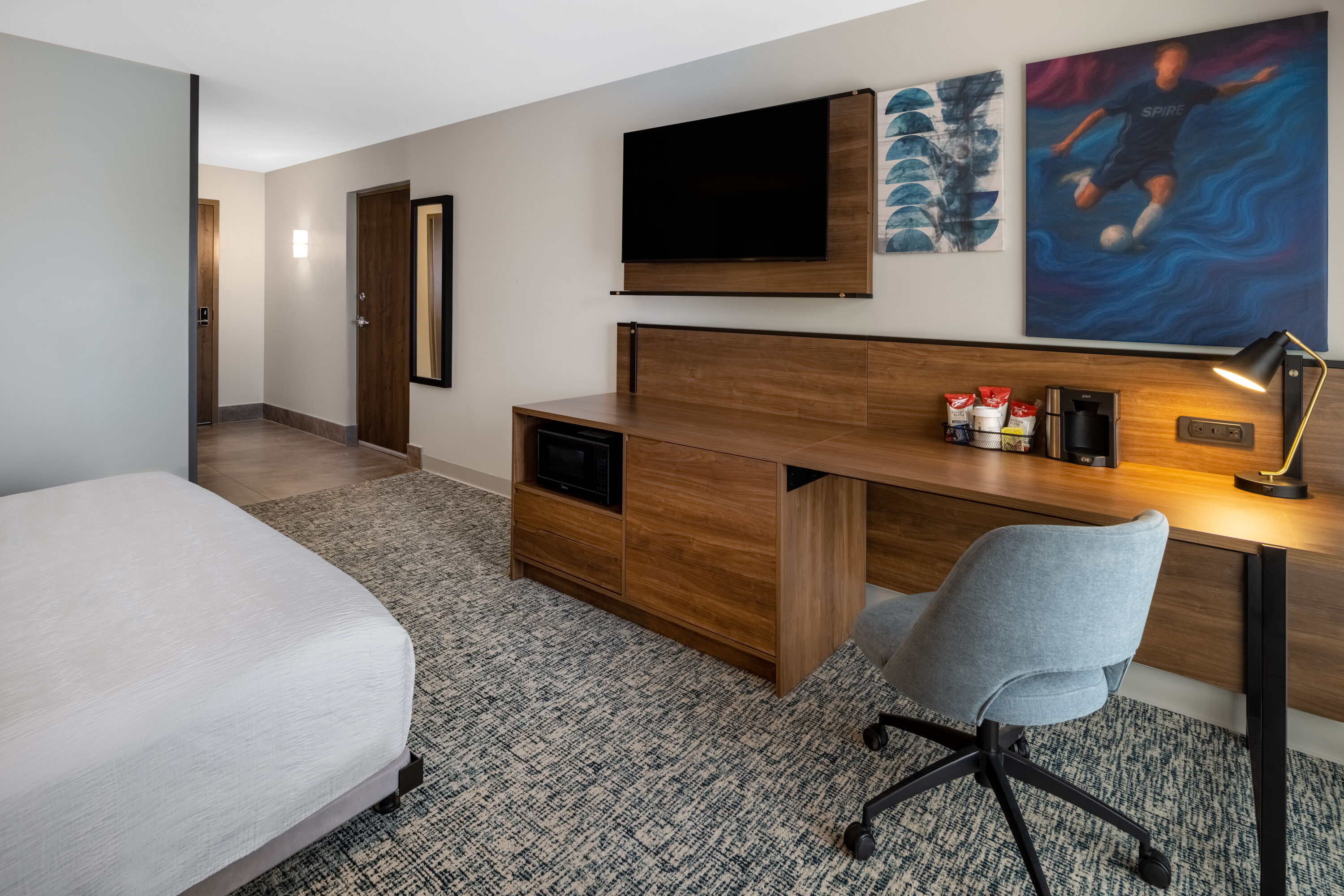 Guest room at the Wingate by Wyndham Geneva at SPIRE Academy in Geneva, Ohio