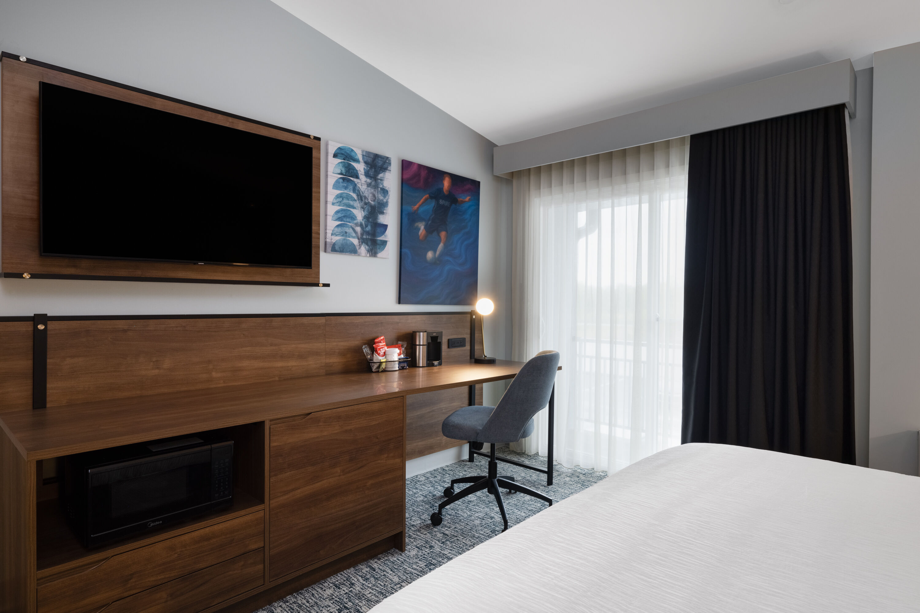 Guest room at the Wingate by Wyndham Geneva at SPIRE Academy in Geneva, Ohio