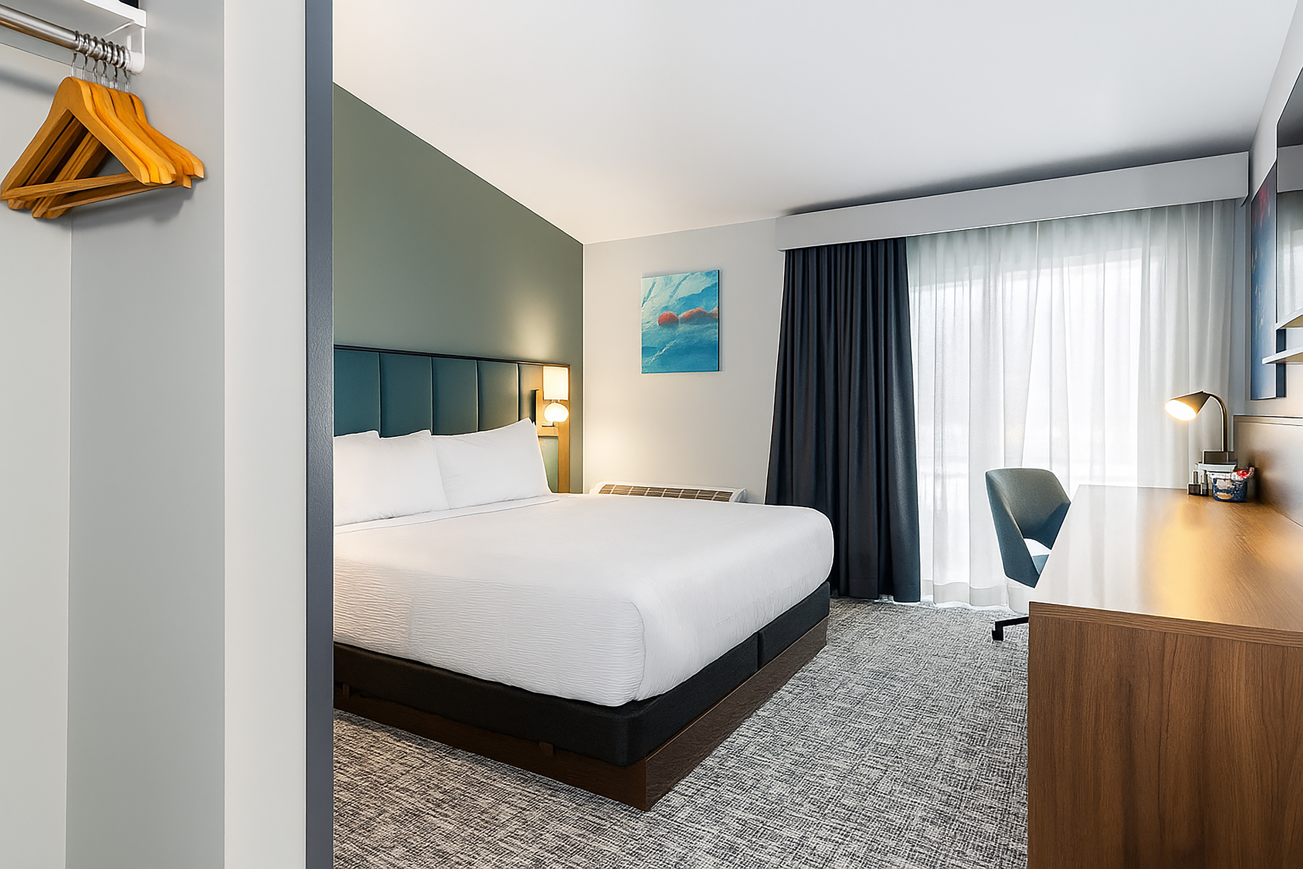 Guest room at the Wingate by Wyndham Geneva at SPIRE Academy in Geneva, Ohio