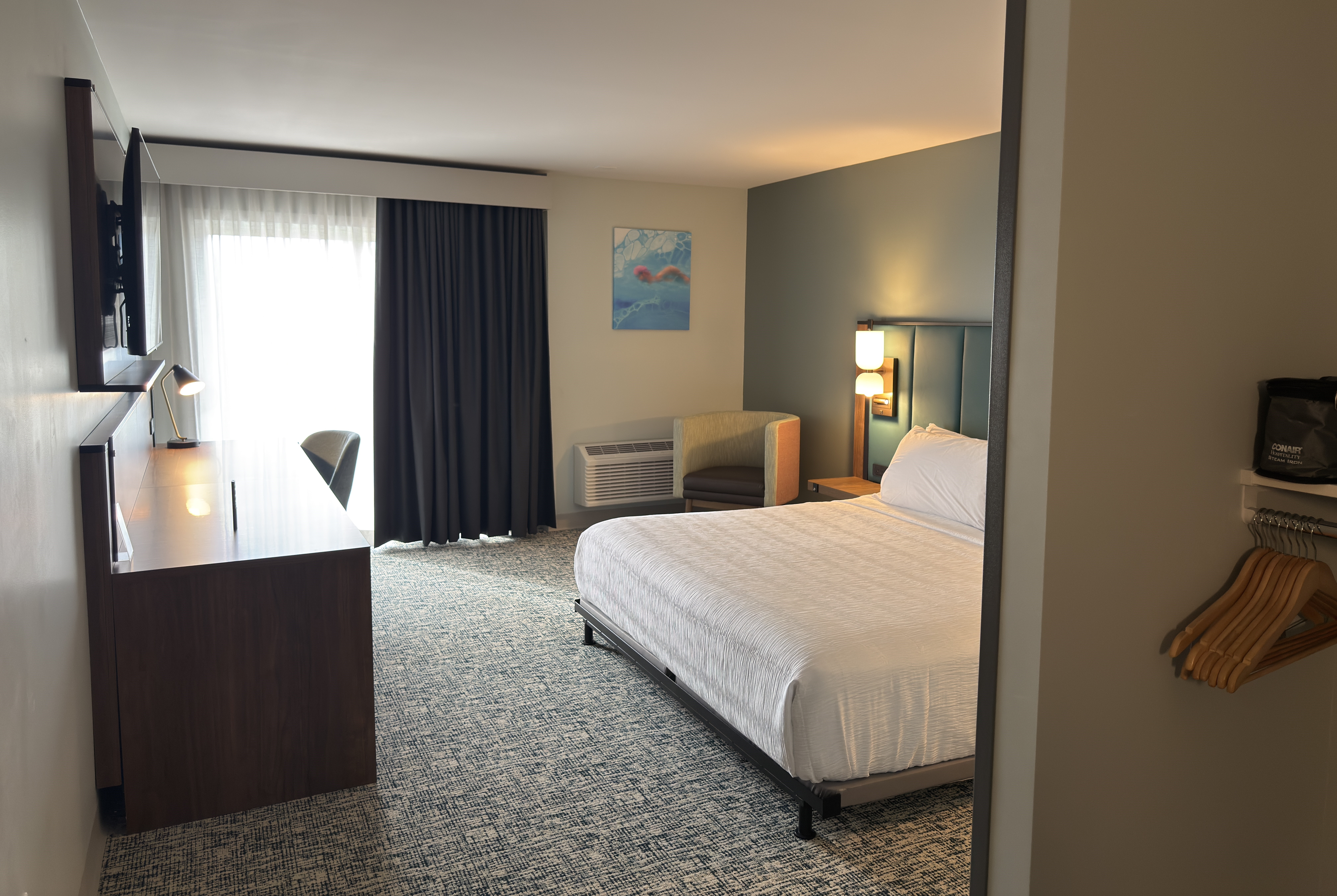 Guest room at the Wingate by Wyndham Geneva at SPIRE Academy in Geneva, Ohio