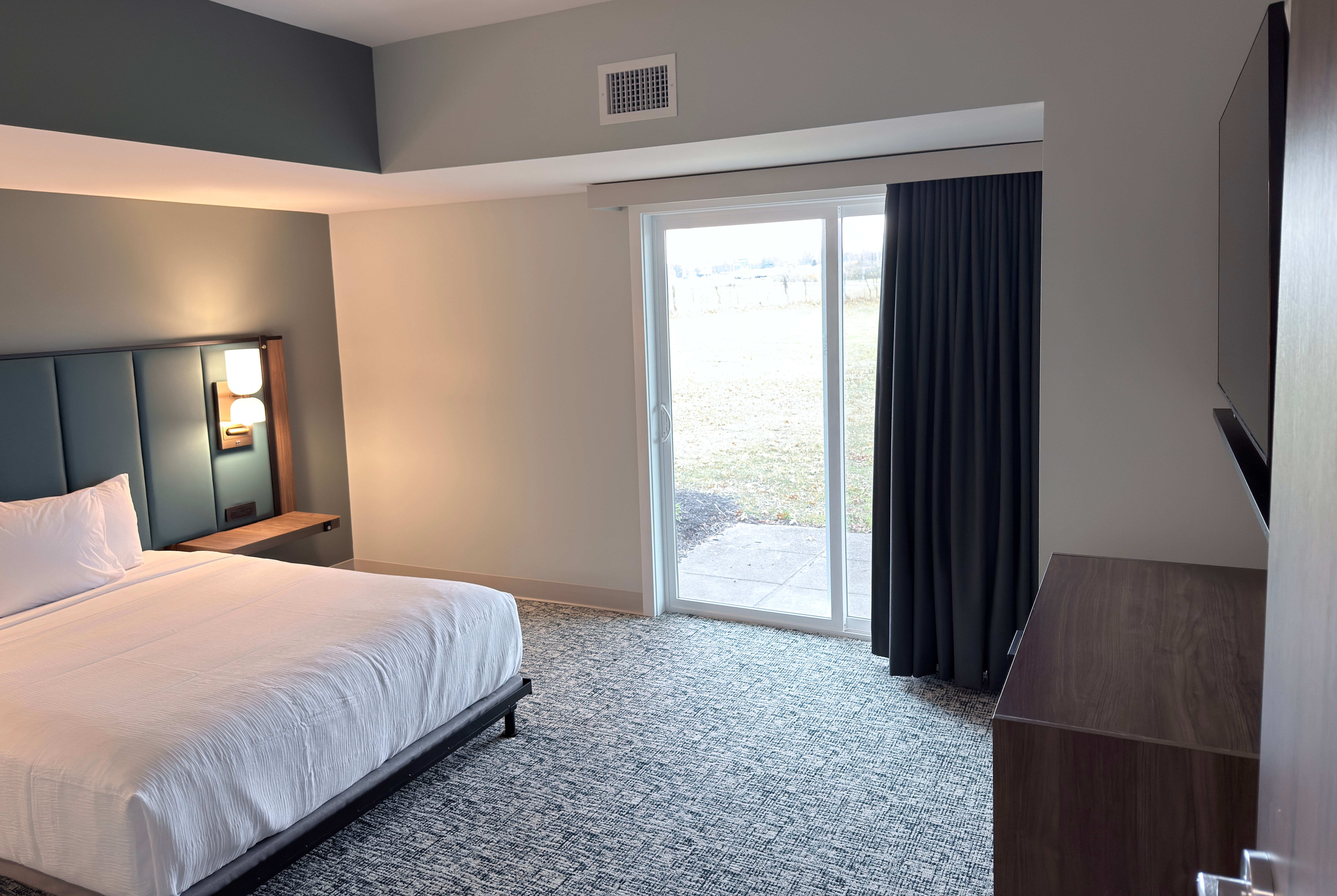Guest room at the Wingate by Wyndham Geneva at SPIRE Academy in Geneva, Ohio