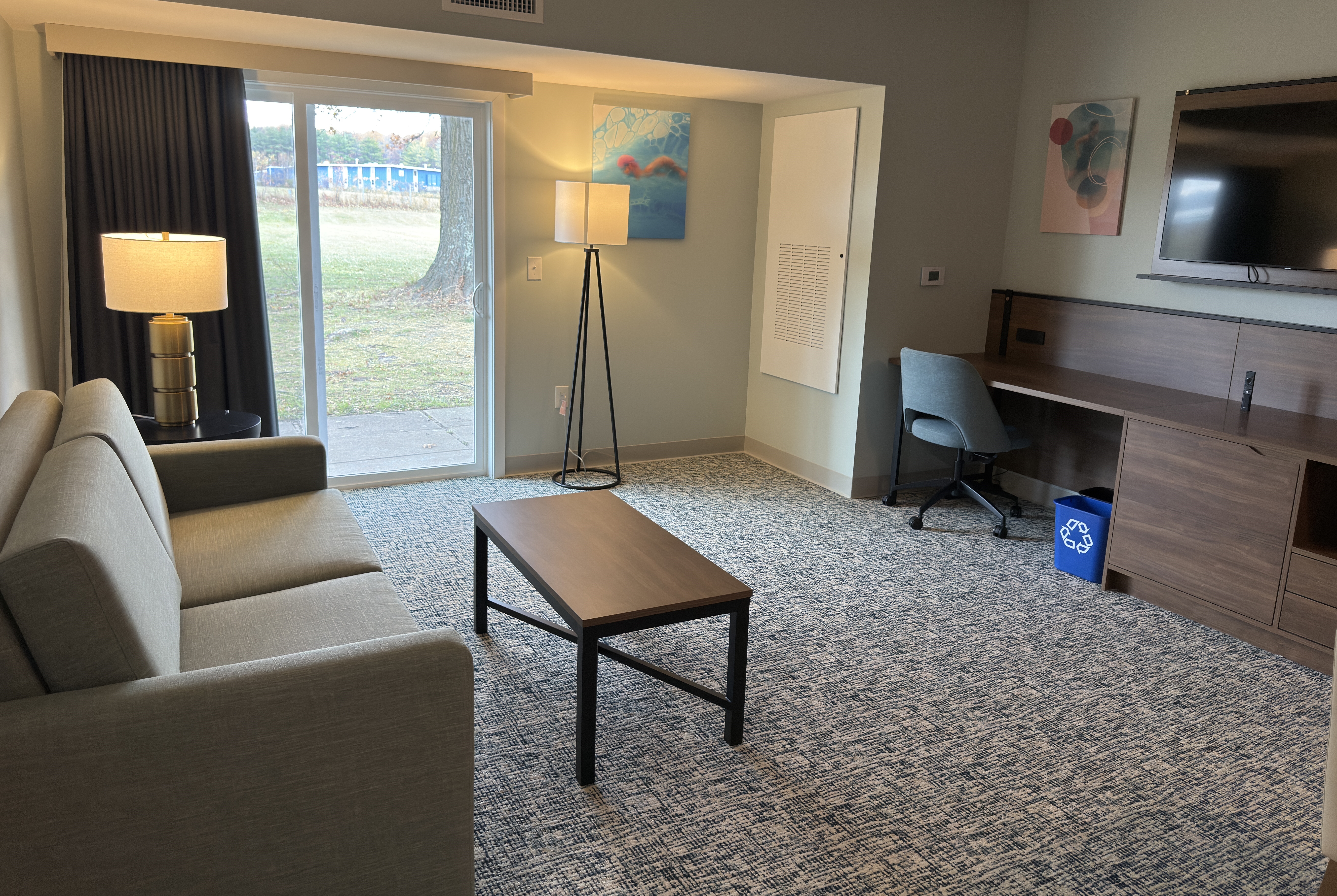 Guest room at the Wingate by Wyndham Geneva at SPIRE Academy in Geneva, Ohio