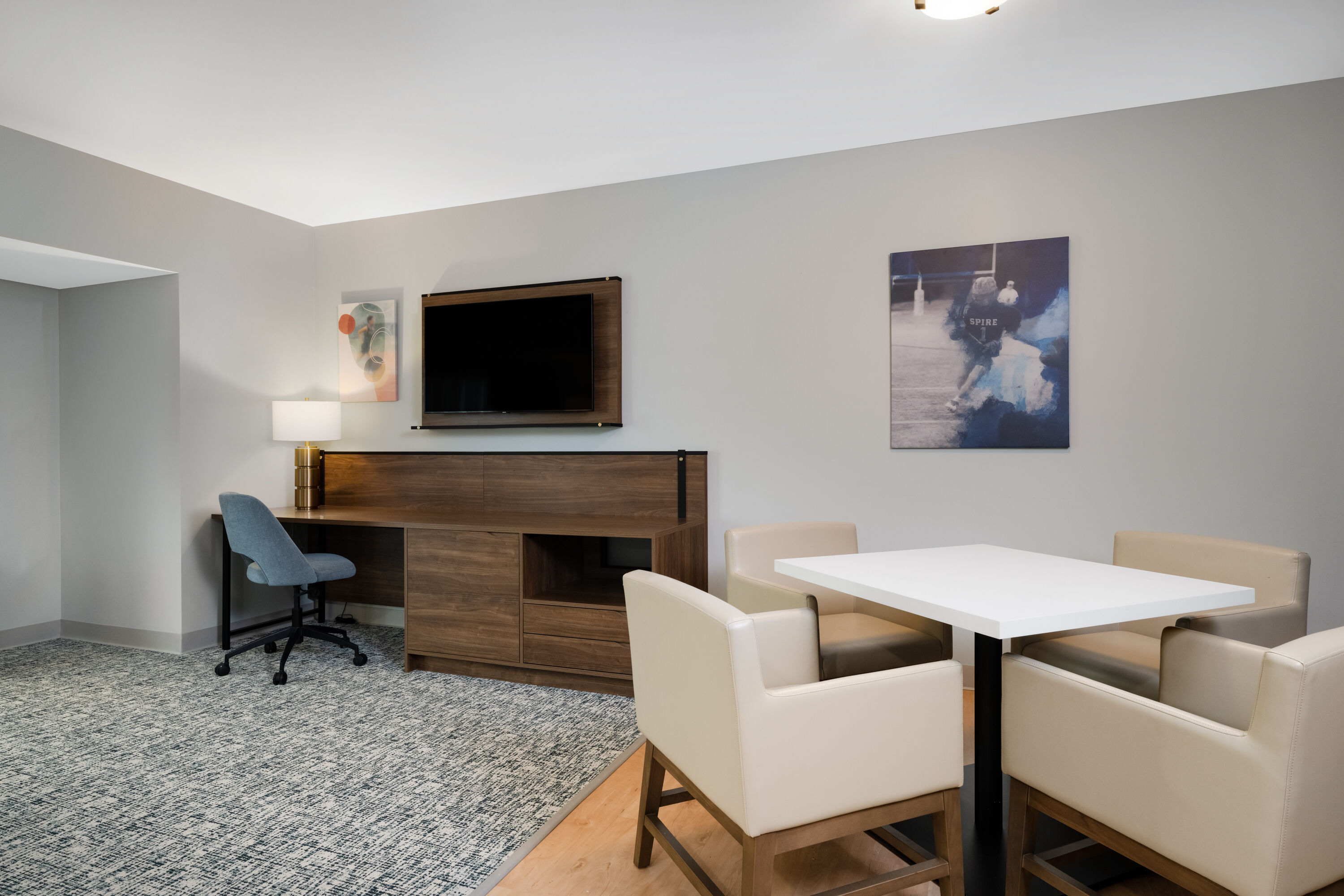 Wingate by Wyndham Geneva at SPIRE Academy suite in Geneva, Ohio