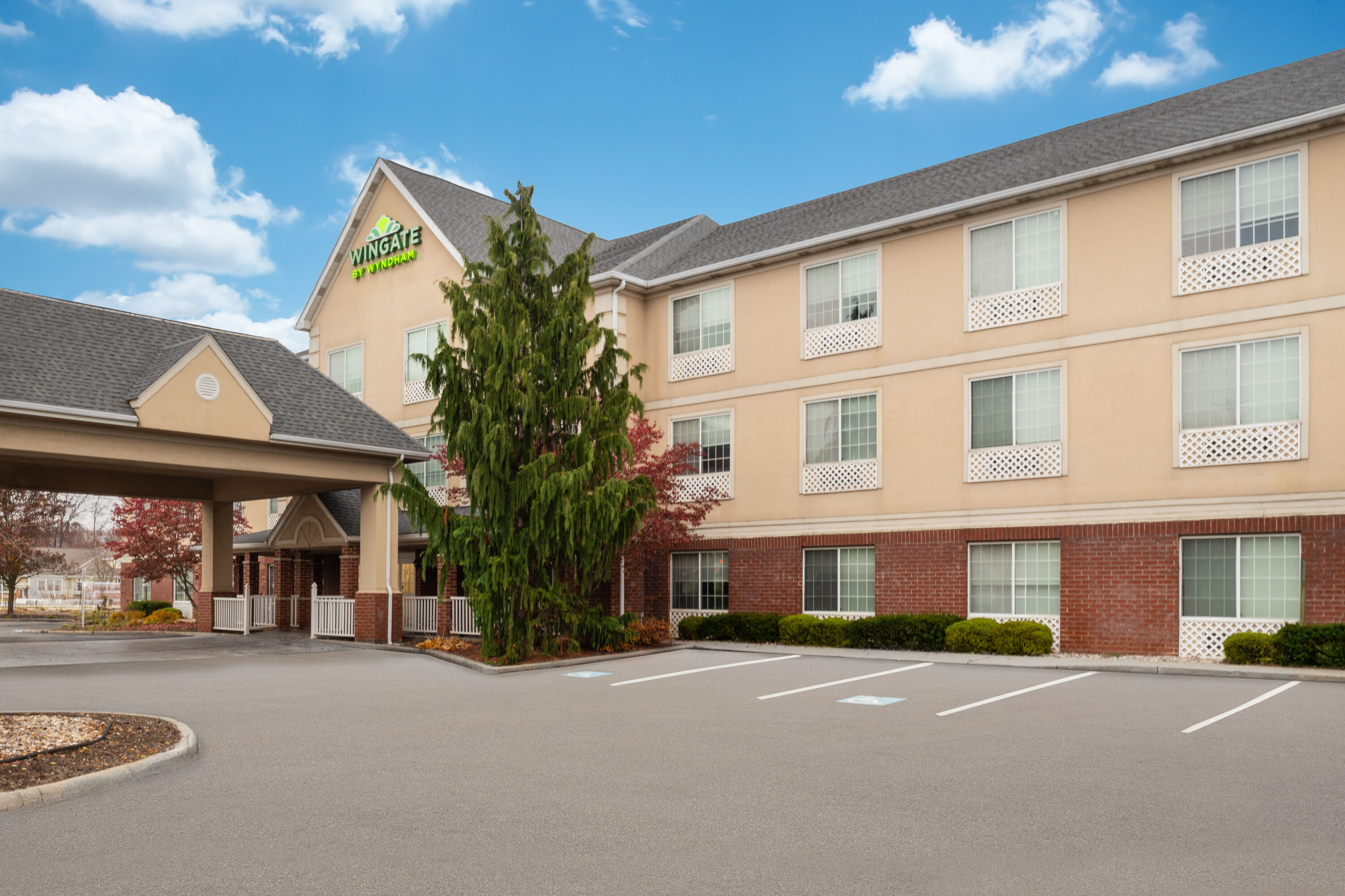 Exterior Day Image of Wingate by Wyndham Mansfield OH hotel in Mansfield, Ohio
