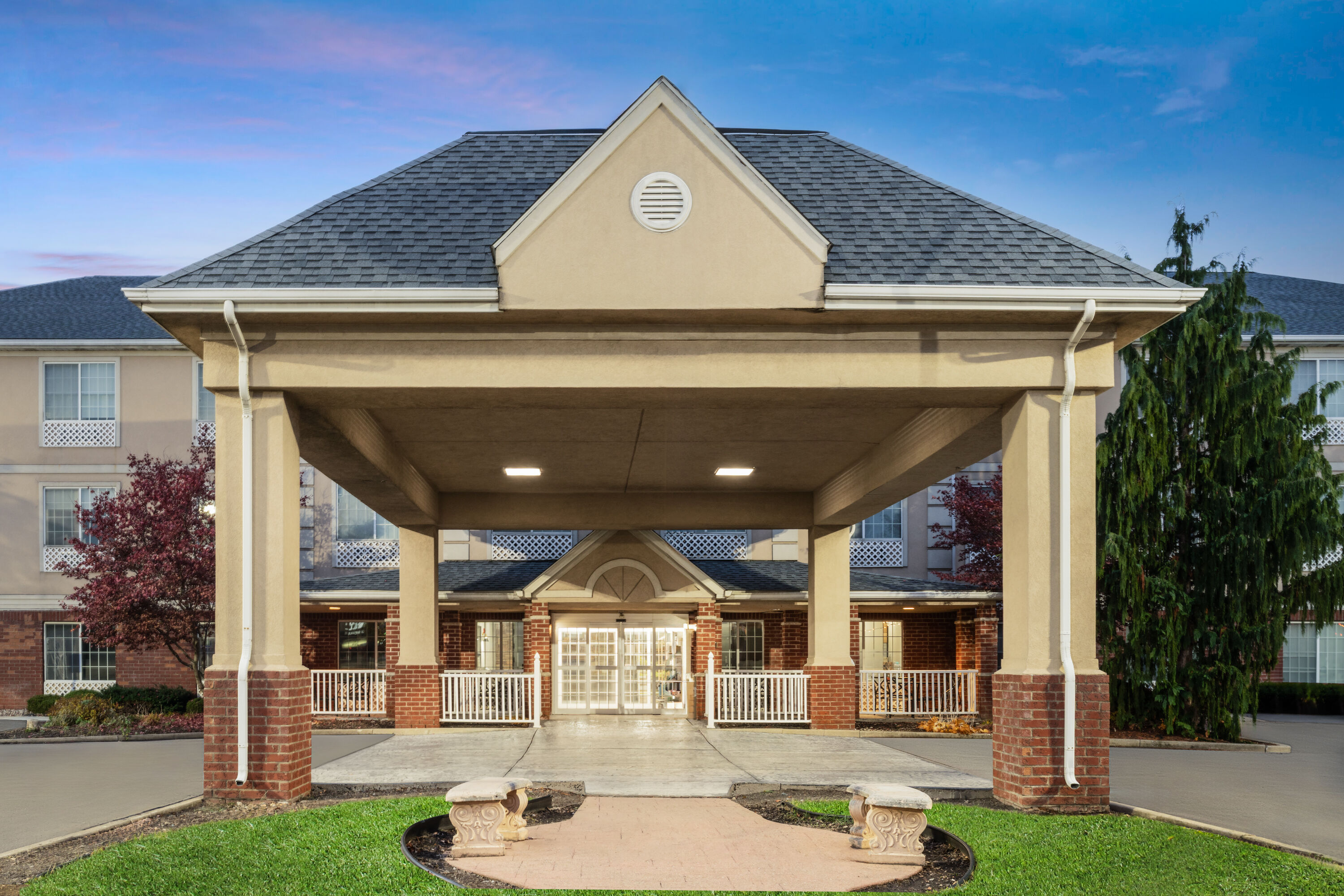 Exterior Dusk Image of Wingate by Wyndham Mansfield OH hotel in Mansfield, Ohio