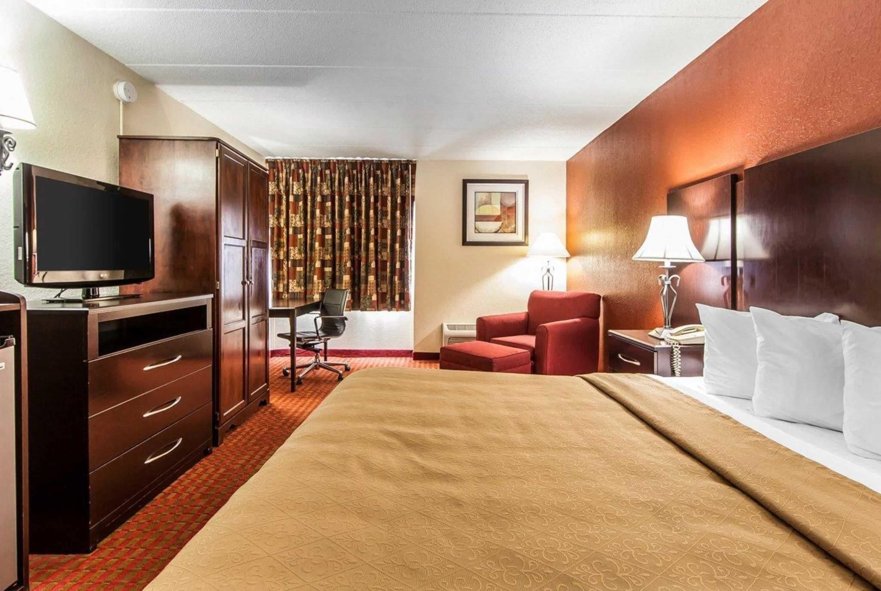Guest room at the Wingate by Wyndham Marietta Conference Center in Marietta, Ohio
