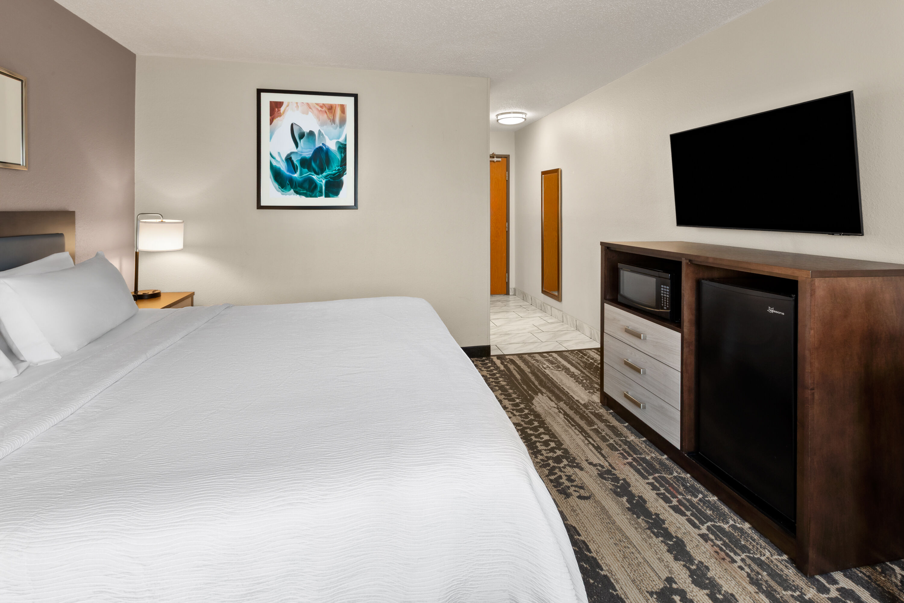 Guest room at the Wingate by Wyndham Marion in Marion, Ohio