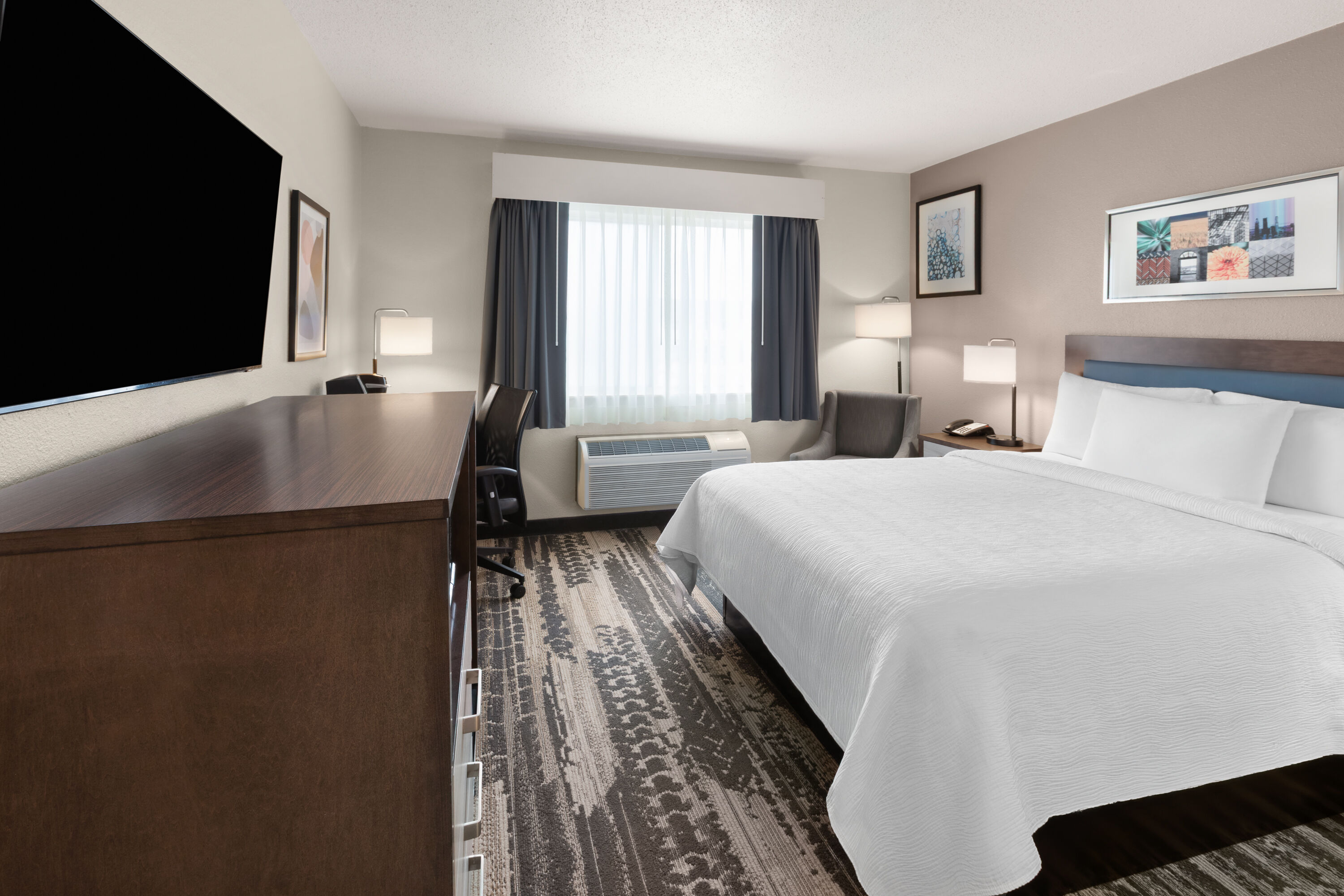 Guest room at the Wingate by Wyndham Marion in Marion, Ohio