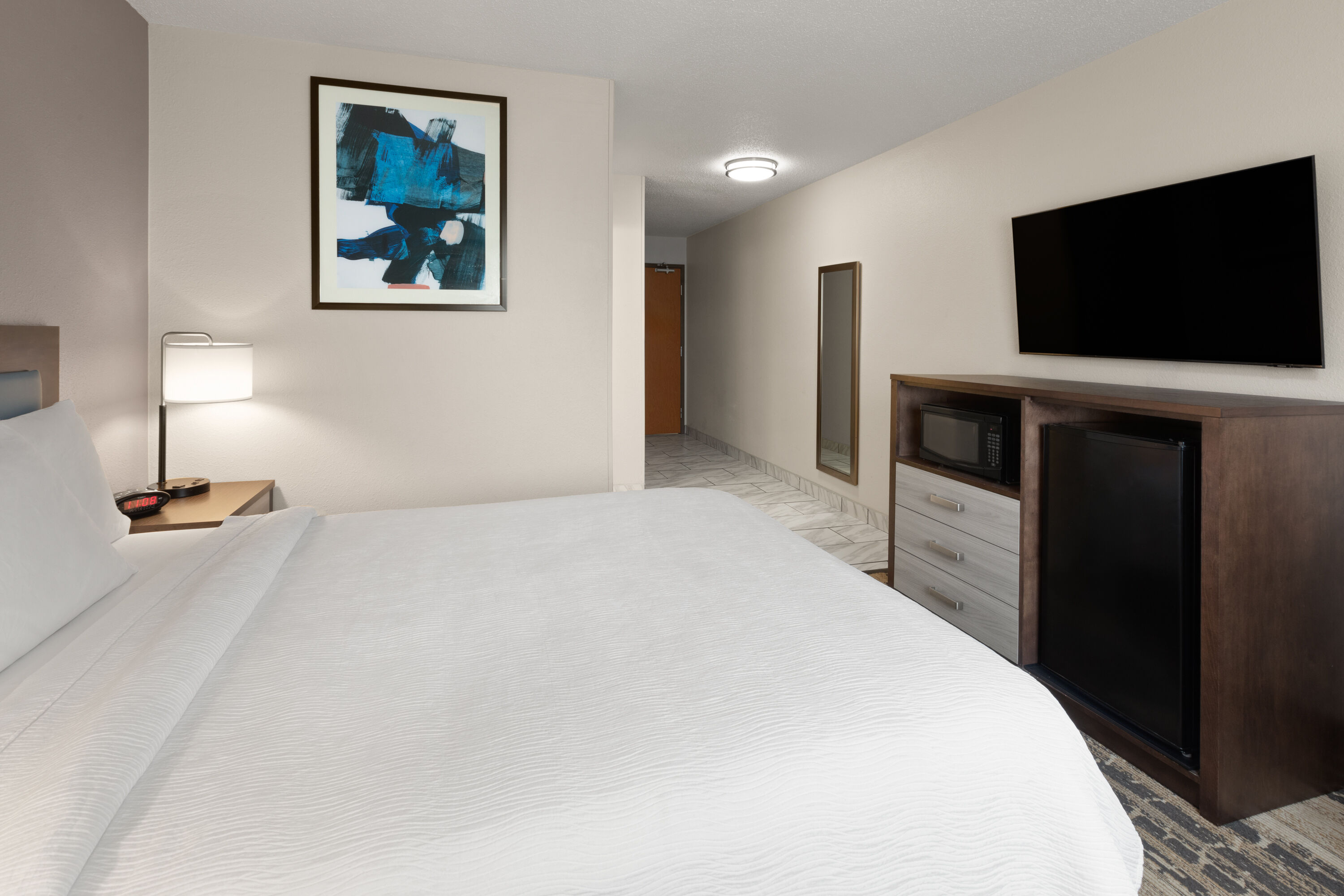 Guest room at the Wingate by Wyndham Marion in Marion, Ohio