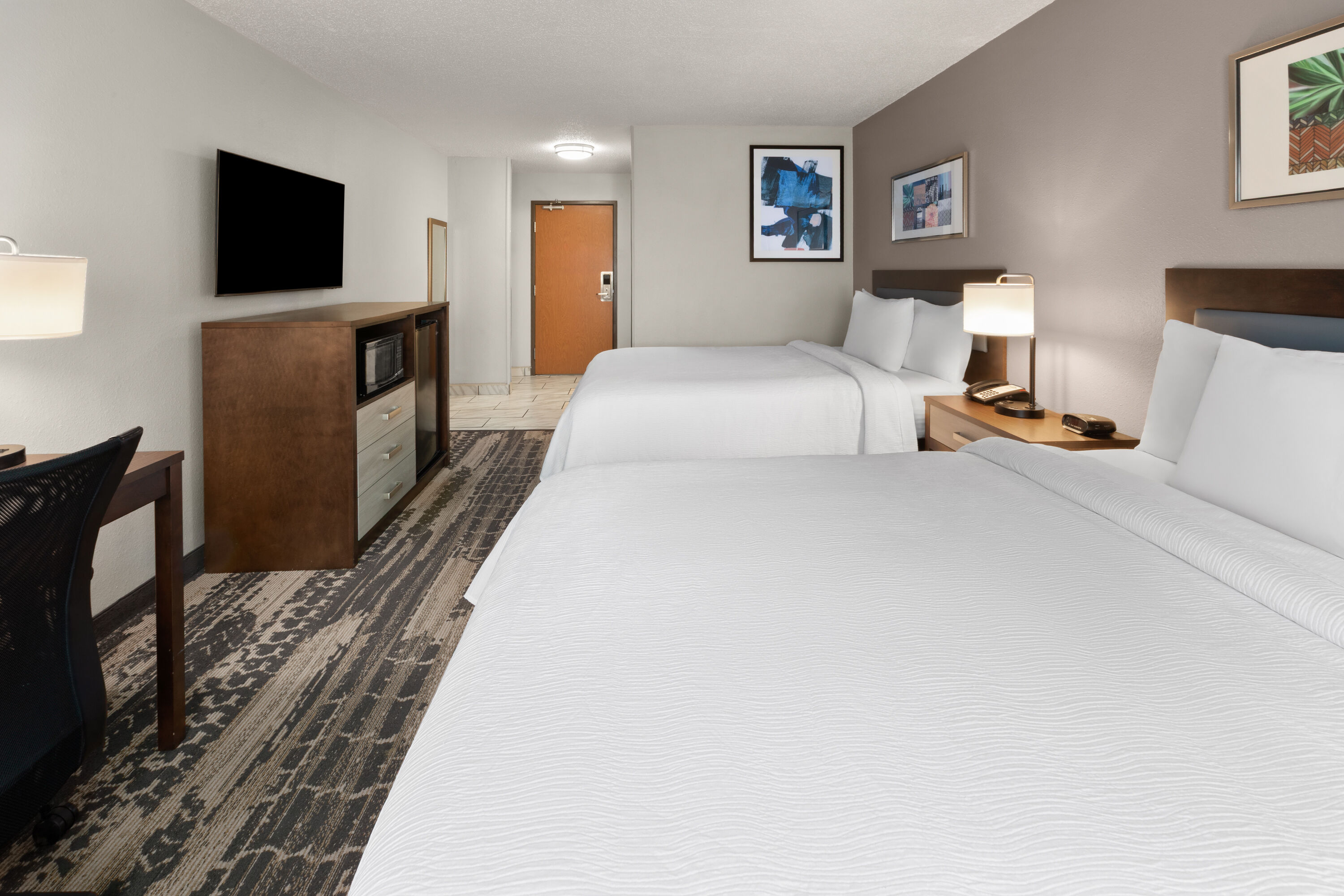 Guest room at the Wingate by Wyndham Marion in Marion, Ohio