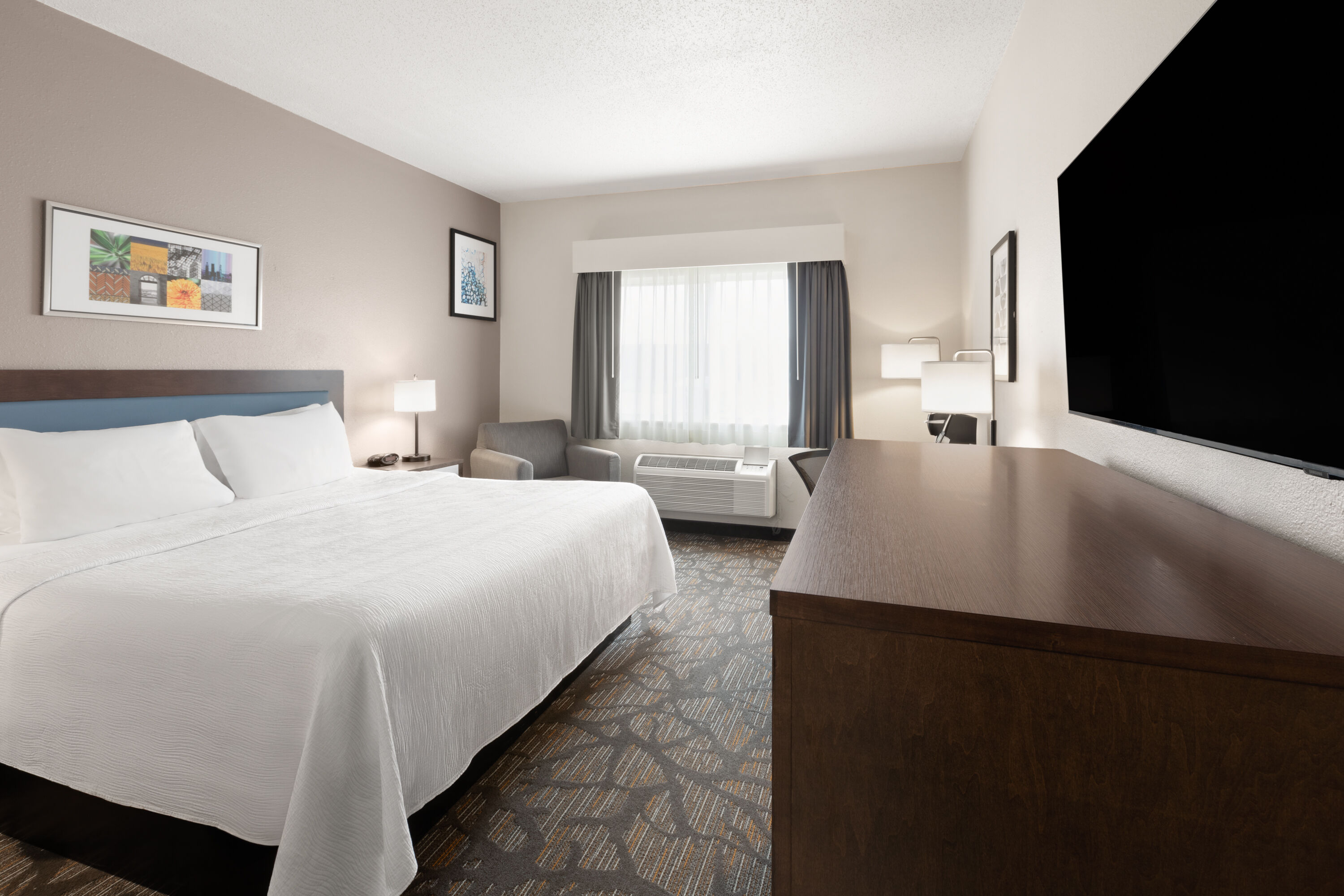 Guest room at the Wingate by Wyndham Marion in Marion, Ohio