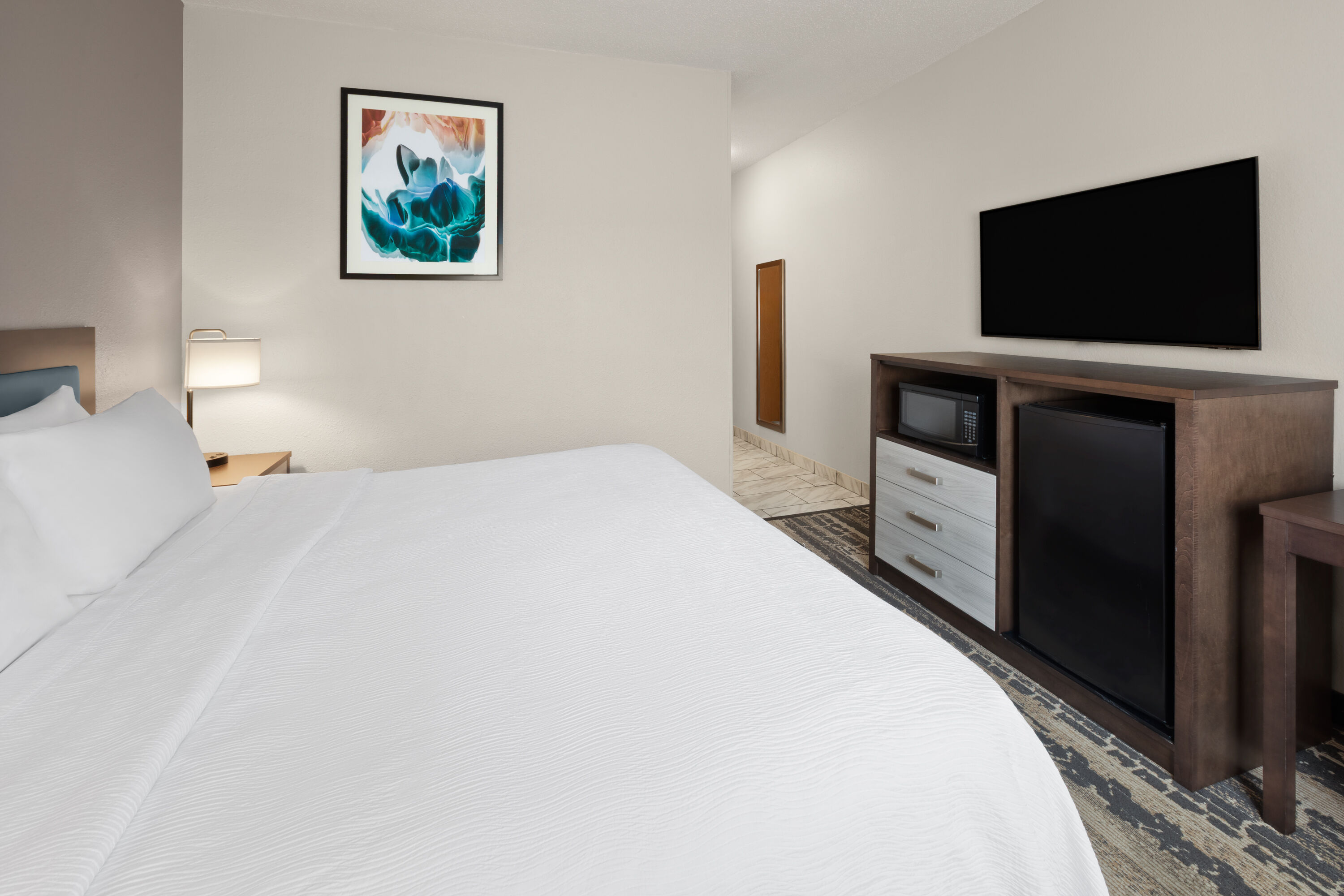 Guest room at the Wingate by Wyndham Marion in Marion, Ohio