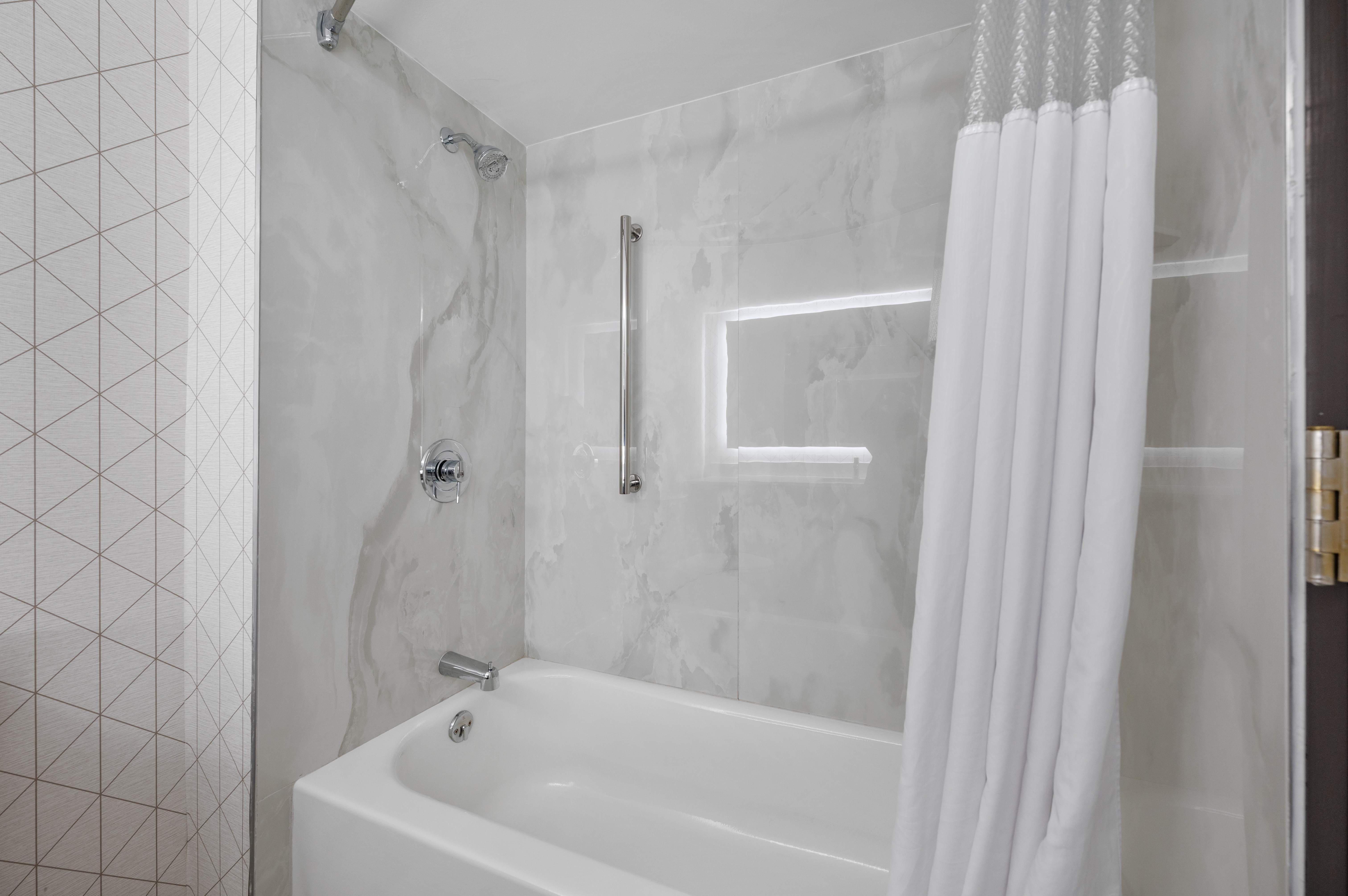 Guest room bath at the Wingate by Wyndham Sylvania/Toledo in Sylvania, Ohio